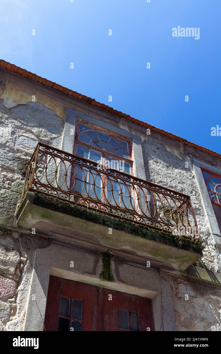 Balcone tradizionale sul vecchio edificio da Rua de São Bento da Vitória, Porto, Portogallo, Europa Foto Stock