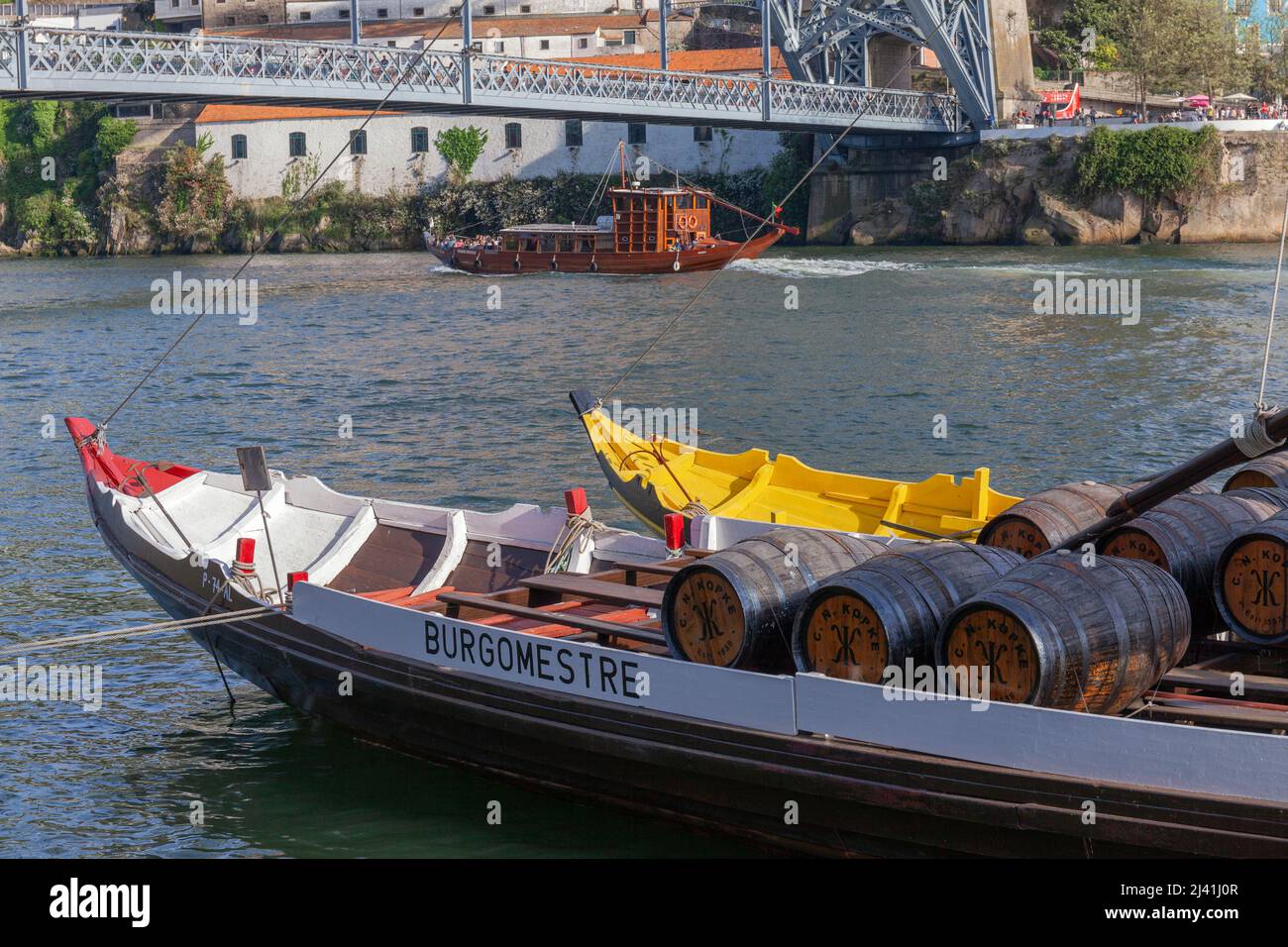 I tradizionali Port Wine Boats ormeggiati vicino al Ponte Luís i (Ponte Luís i) sul fiume Douro, il quartiere Ribeira, Porto, Portogallo, Europa Foto Stock