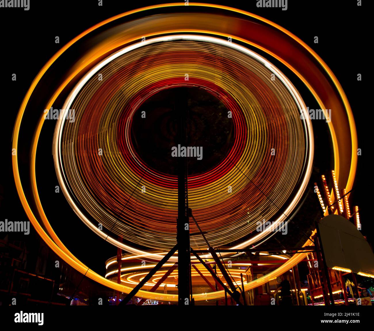 La traccia luminosa dalla ruota non-così-grande a St Giles, Oxford fiera. Settembre 2012 Foto Stock