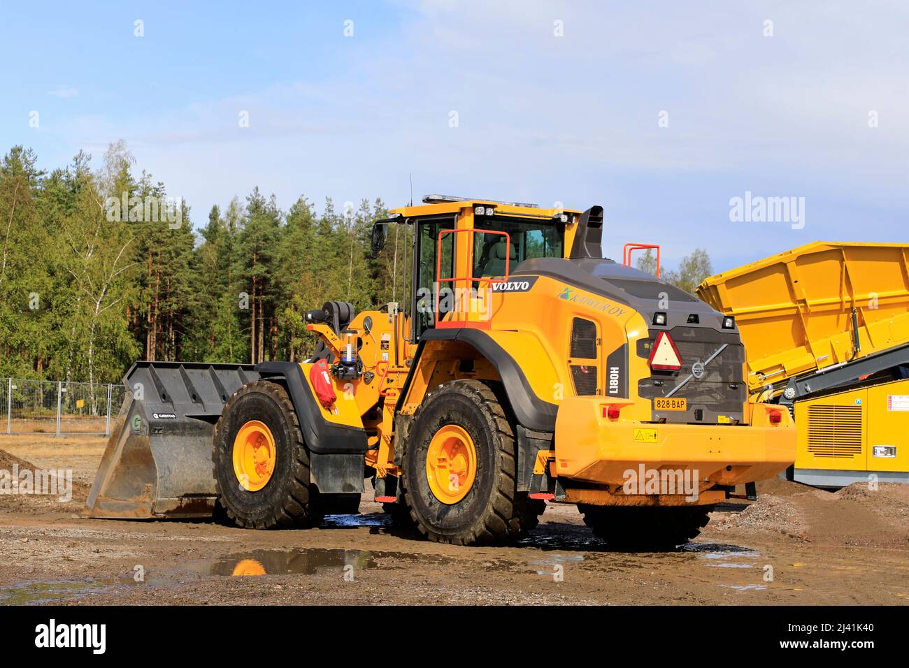 La pala gommata Volvo L180H è al lavoro nelle operazioni di movimento terra su Maxpo 2019. Hyvinkaa, Finlandia. Settembre 6, 2019. Foto Stock