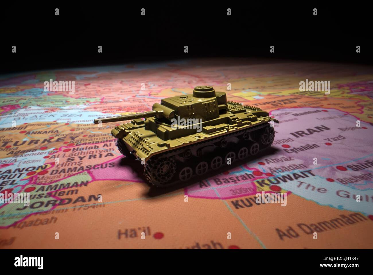 Taniche giocattolo sulla mappa. Conflitto armato in Medio Oriente. Foto Stock