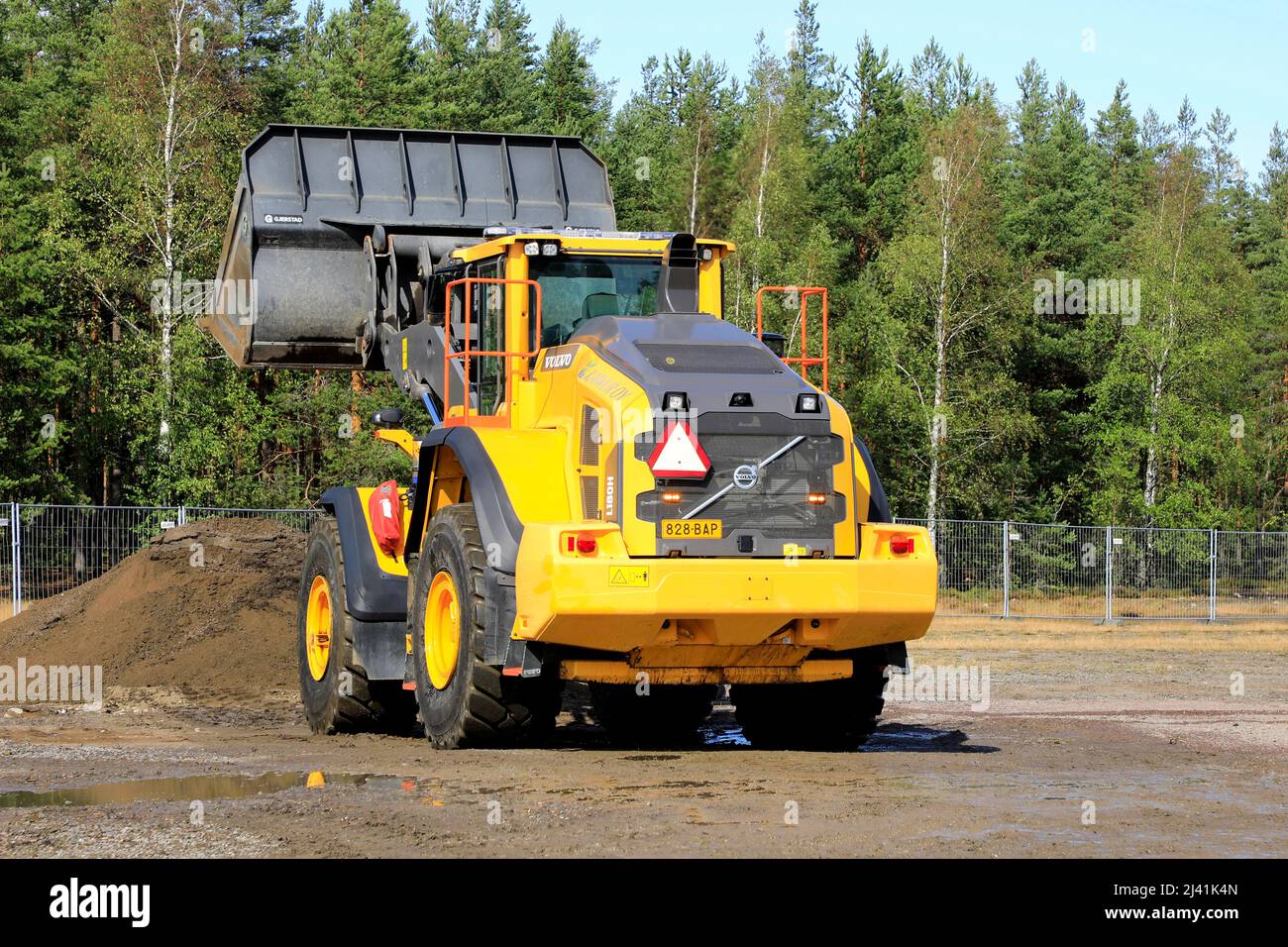 La pala gommata Volvo L180H è al lavoro nelle operazioni di movimento terra su Maxpo 2019. Hyvinkaa, Finlandia. Settembre 6, 2019. Foto Stock