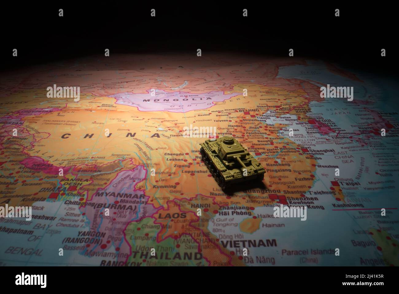Taniche giocattolo sulla mappa. Conflitto tra Cina e Taiwan. Foto Stock