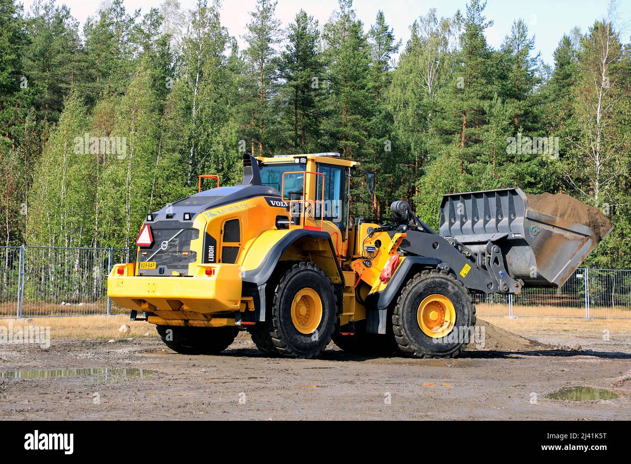 La pala gommata Volvo L180H è al lavoro nelle operazioni di movimento terra su Maxpo 2019. Hyvinkaa, Finlandia. Settembre 6, 2019. Foto Stock