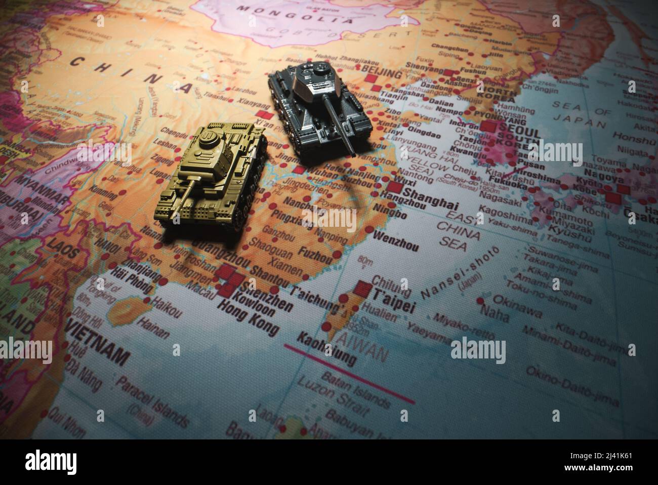 Taniche giocattolo sulla mappa. Conflitto tra Cina e Taiwan. Foto Stock