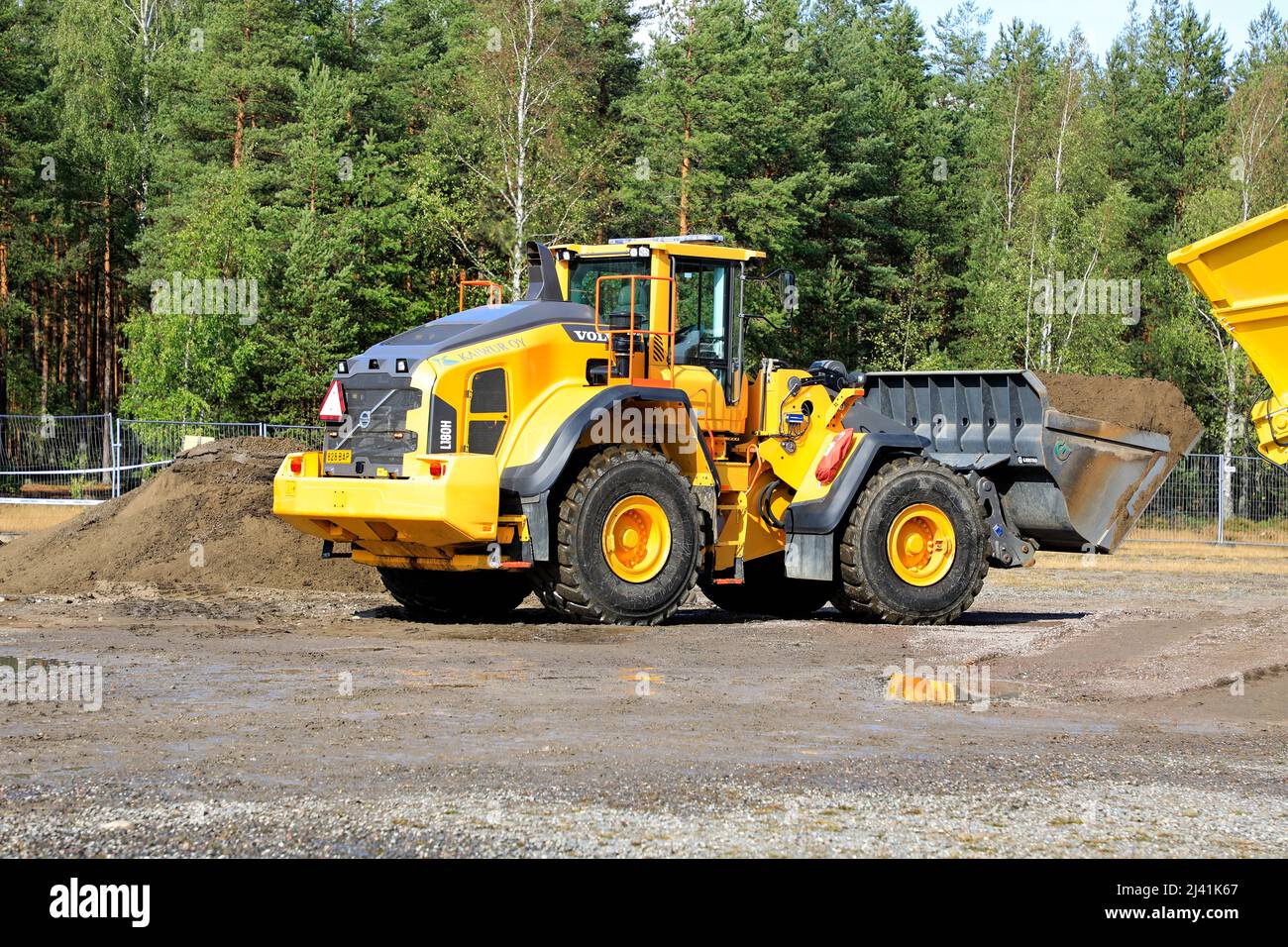 La pala gommata Volvo L180H è al lavoro nelle operazioni di movimento terra su Maxpo 2019. Hyvinkaa, Finlandia. Settembre 6, 2019. Foto Stock