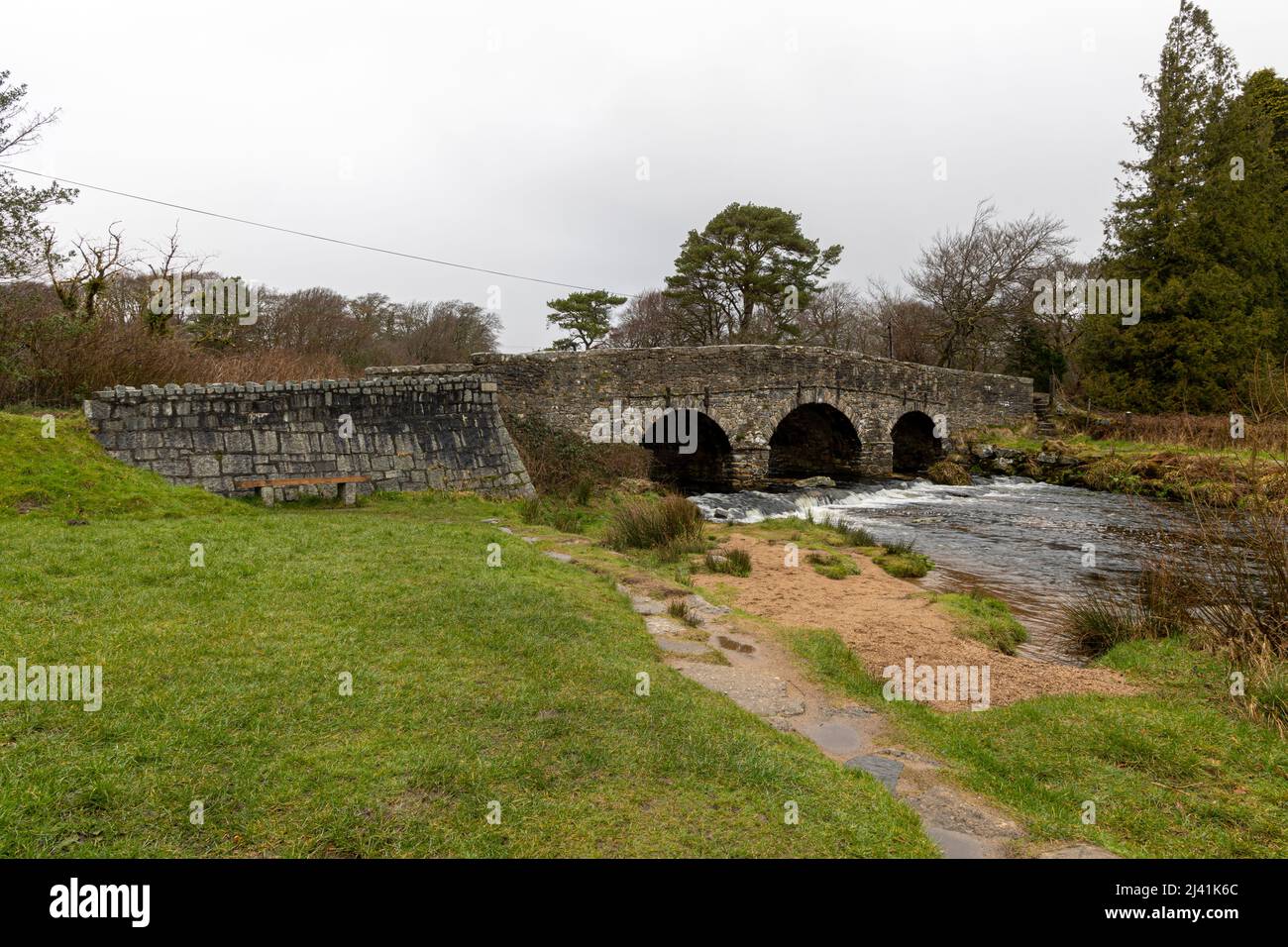 Il famoso ponte humpbacked a Postbridge, Dartmoor Foto Stock