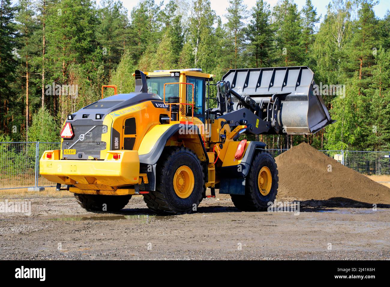 La pala gommata Volvo L180H è al lavoro nelle operazioni di movimento terra su Maxpo 2019. Hyvinkaa, Finlandia. Settembre 6, 2019. Foto Stock