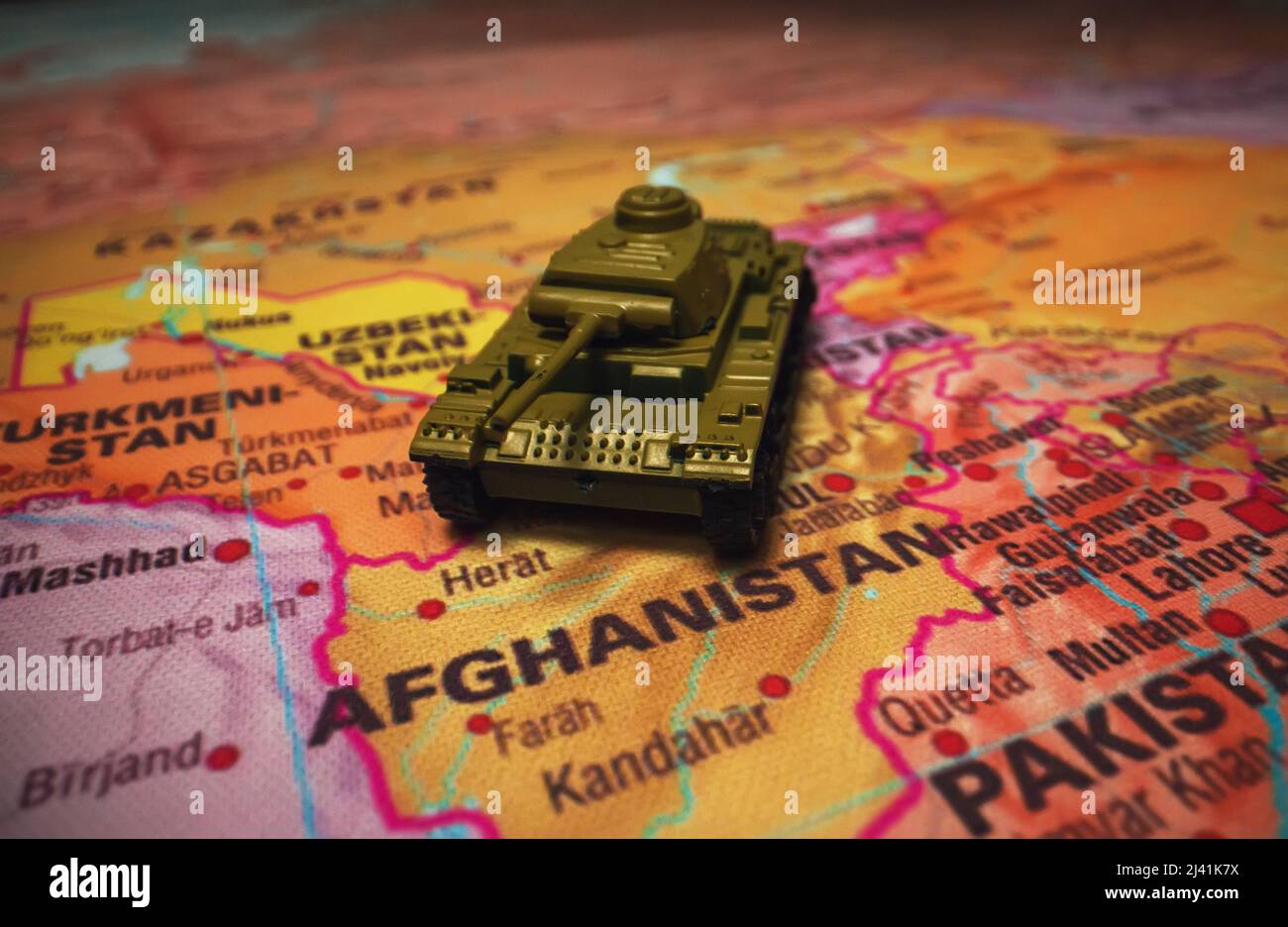 Taniche giocattolo sulla mappa. Conflitto armato in Medio Oriente in Afghanistan. Foto Stock