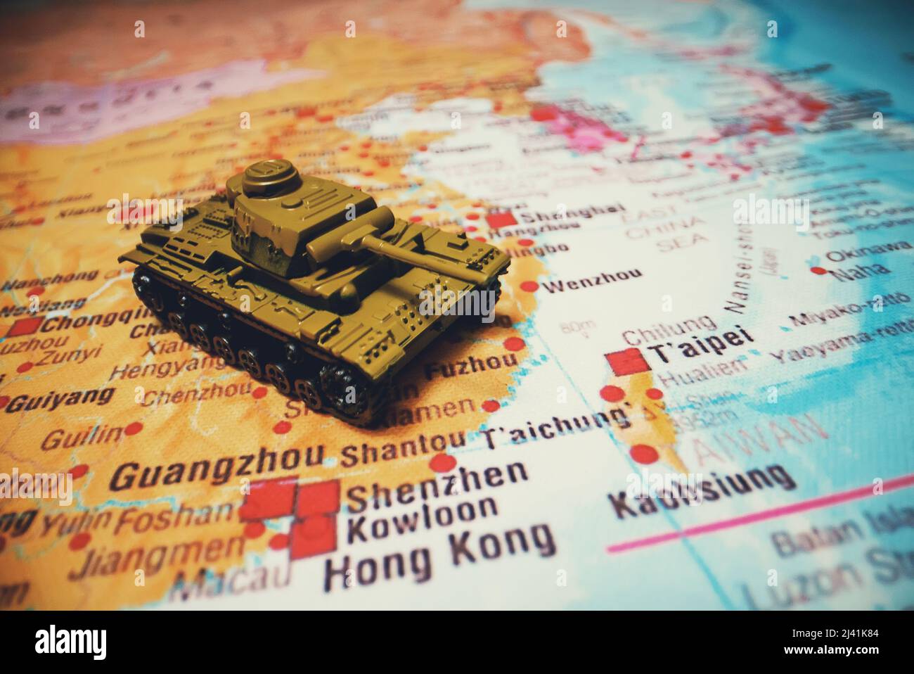 Taniche giocattolo sulla mappa. Conflitto tra Cina e Taiwan. Foto Stock