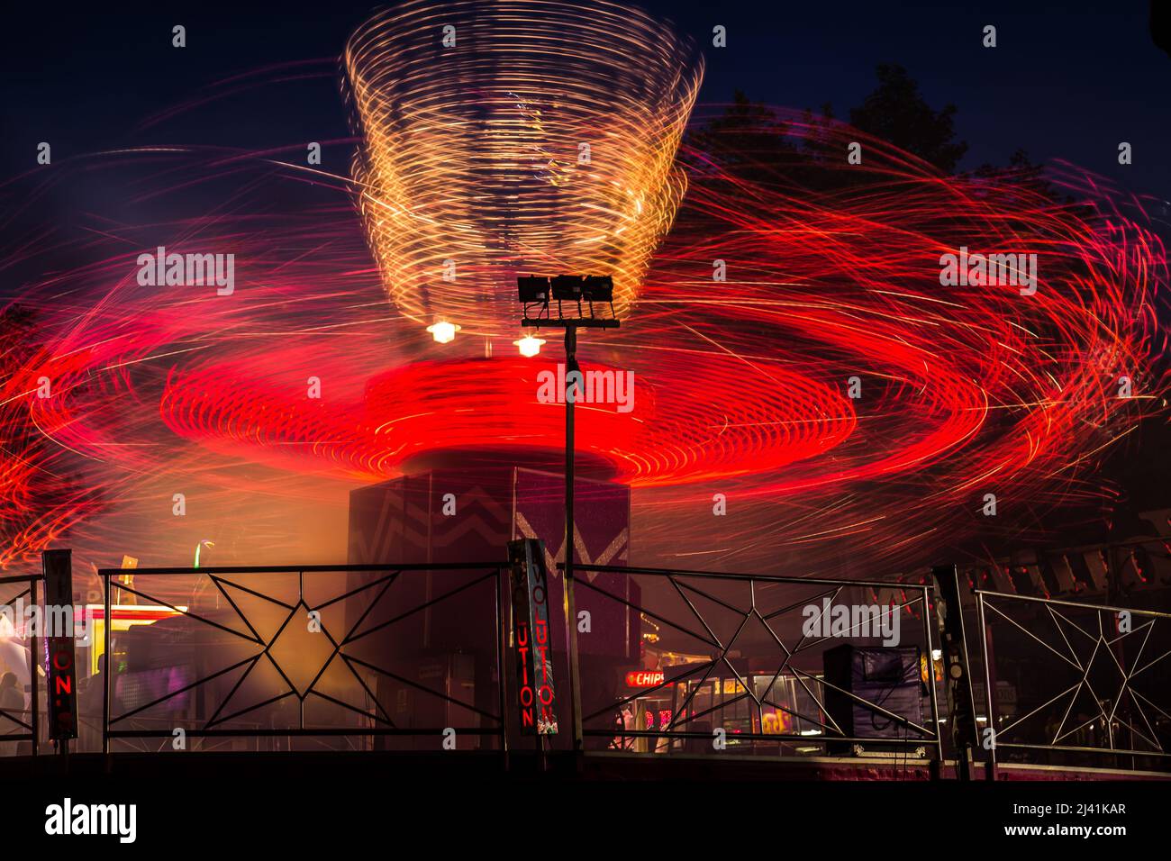 La traccia di luce dall'inferno che è l'evoluzione a St Giles Fiera, Oxford. Settembre 2012 Foto Stock