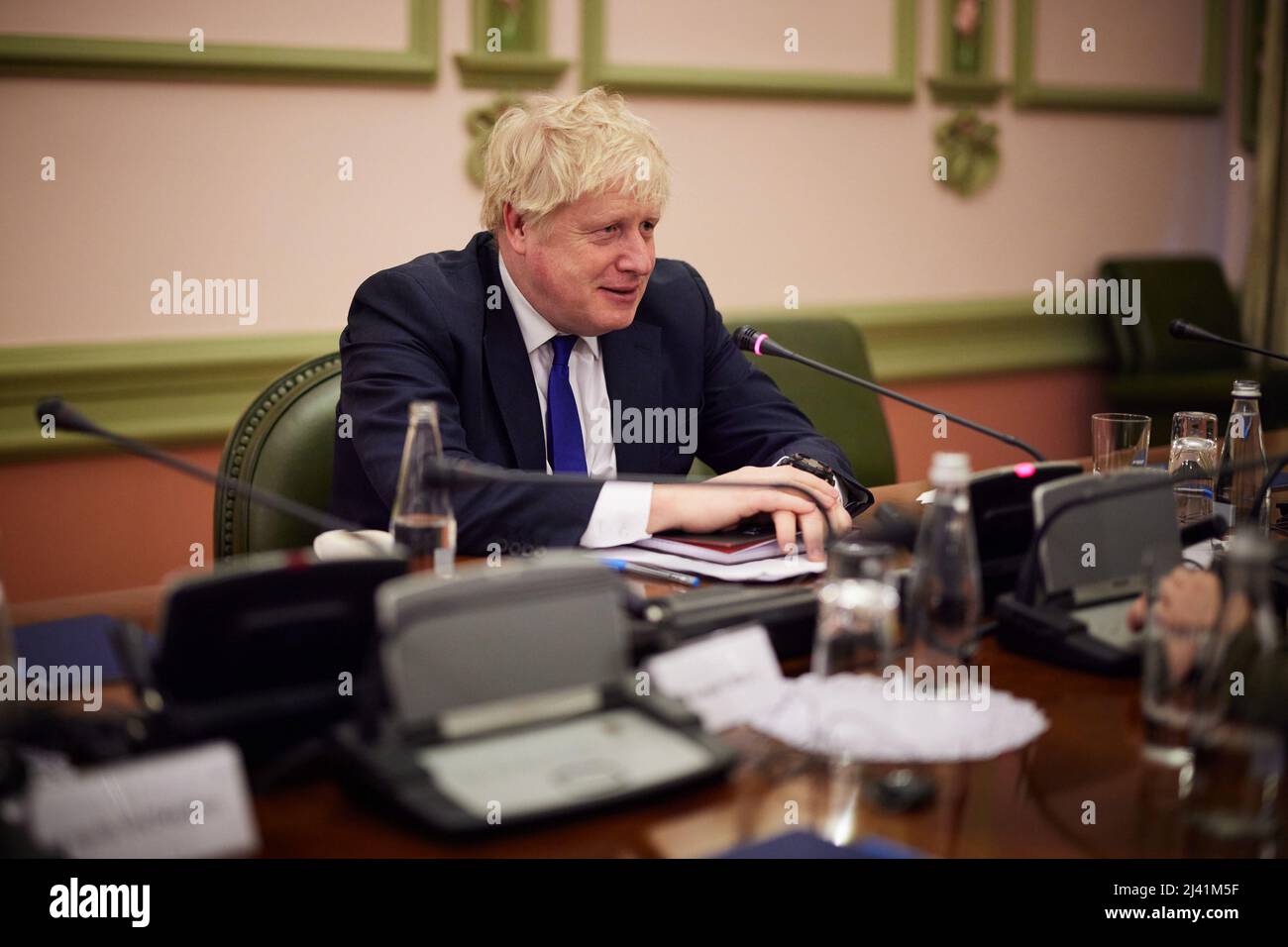 KIEV, UCRAINA - 09 aprile 2022 - il primo ministro britannico Boris Johnson incontra il presidente ucraino Volodymyr Zelensky durante una visita in guerra Foto Stock