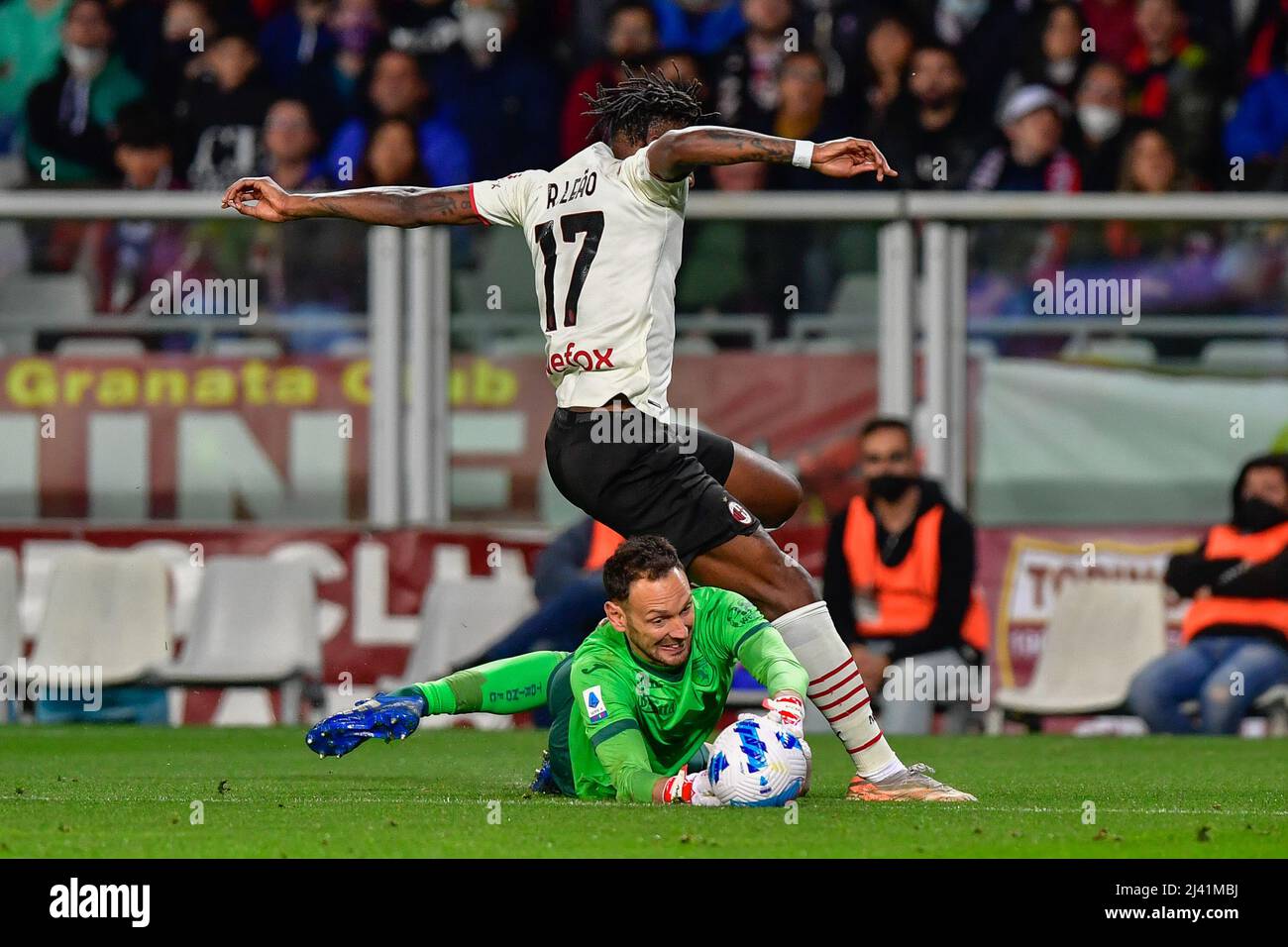 Torino, Italia. 10th Apr 2022. Il portiere Etrit Berisha (1) di Torino e Rafael Leao (17) di Milano ha visto nella Serie una partita tra Torino e AC Milano allo Stadio Olimpico di Torino. (Photo Credit: Gonzales Photo/Alamy Live News Foto Stock