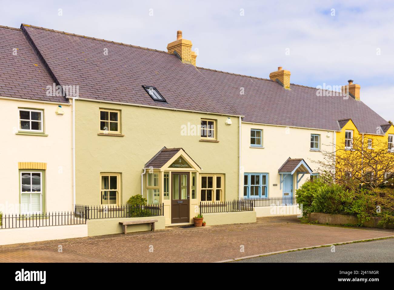 Moderne case gallesi semi-indipendenti. Newport, Pembrokeshire, Galles. REGNO UNITO. Foto Stock