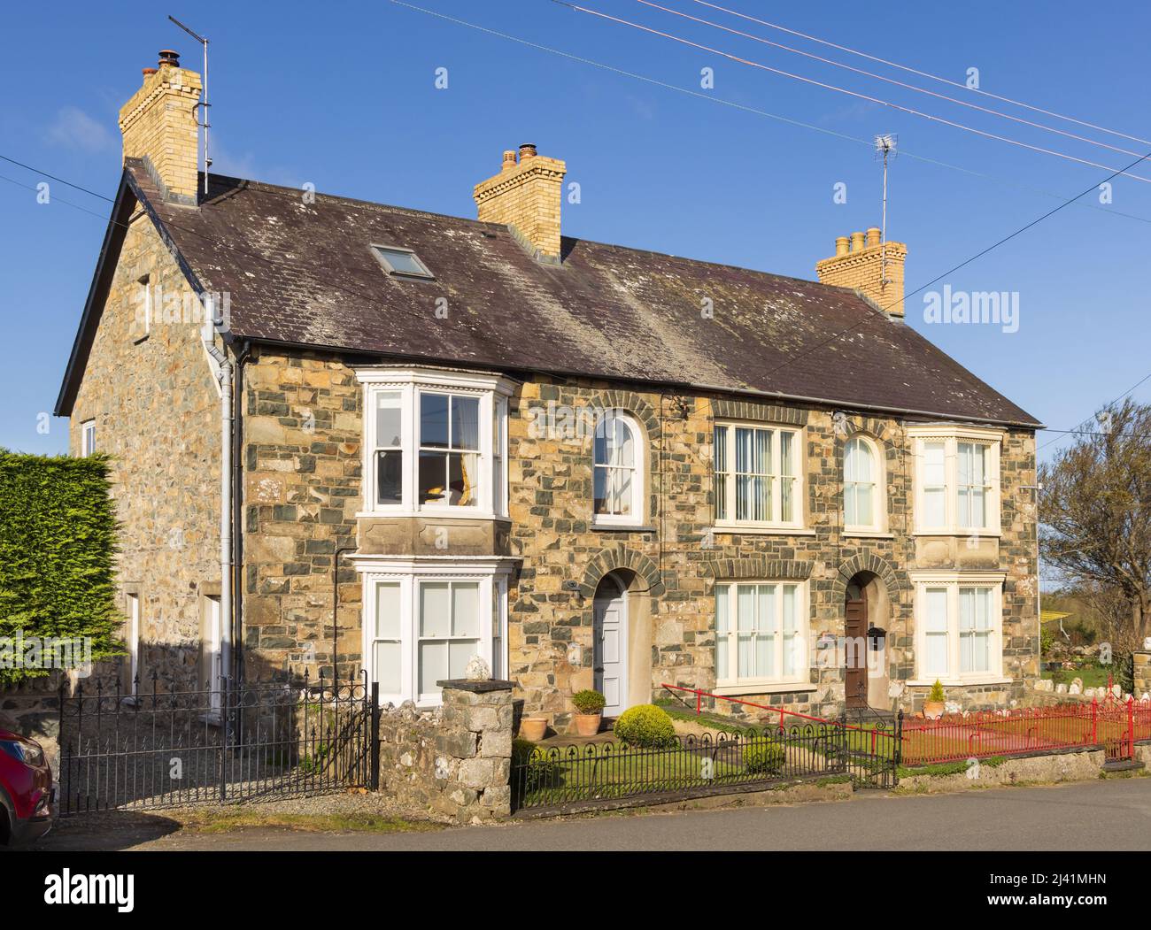 Esempio di cottage tradizionali gallesi semi-staccati in pietra gallese. Newport, Pembrokeshire, Galles. REGNO UNITO. Foto Stock