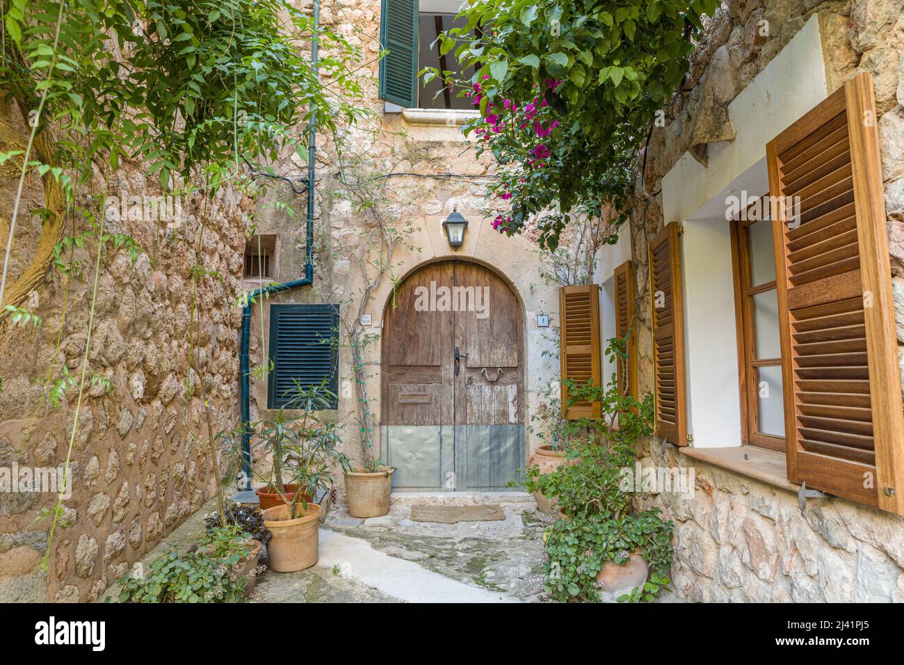 Una tradizionale casa maiorchina nel piccolo villaggio chiamato Fornalutx, nel cuore di Serra de Tramuntana. Maiorca, Isole Baleari, Spagna. Foto Stock