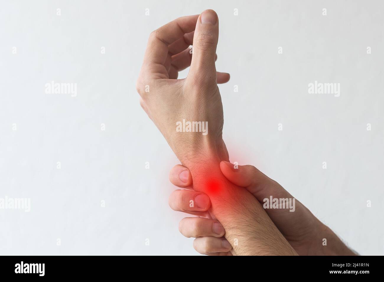 l'uomo ferì il polso. Ha subito una ferita di tendine, artrite nel suo polso, e la malattia di de quervain. Foto Stock