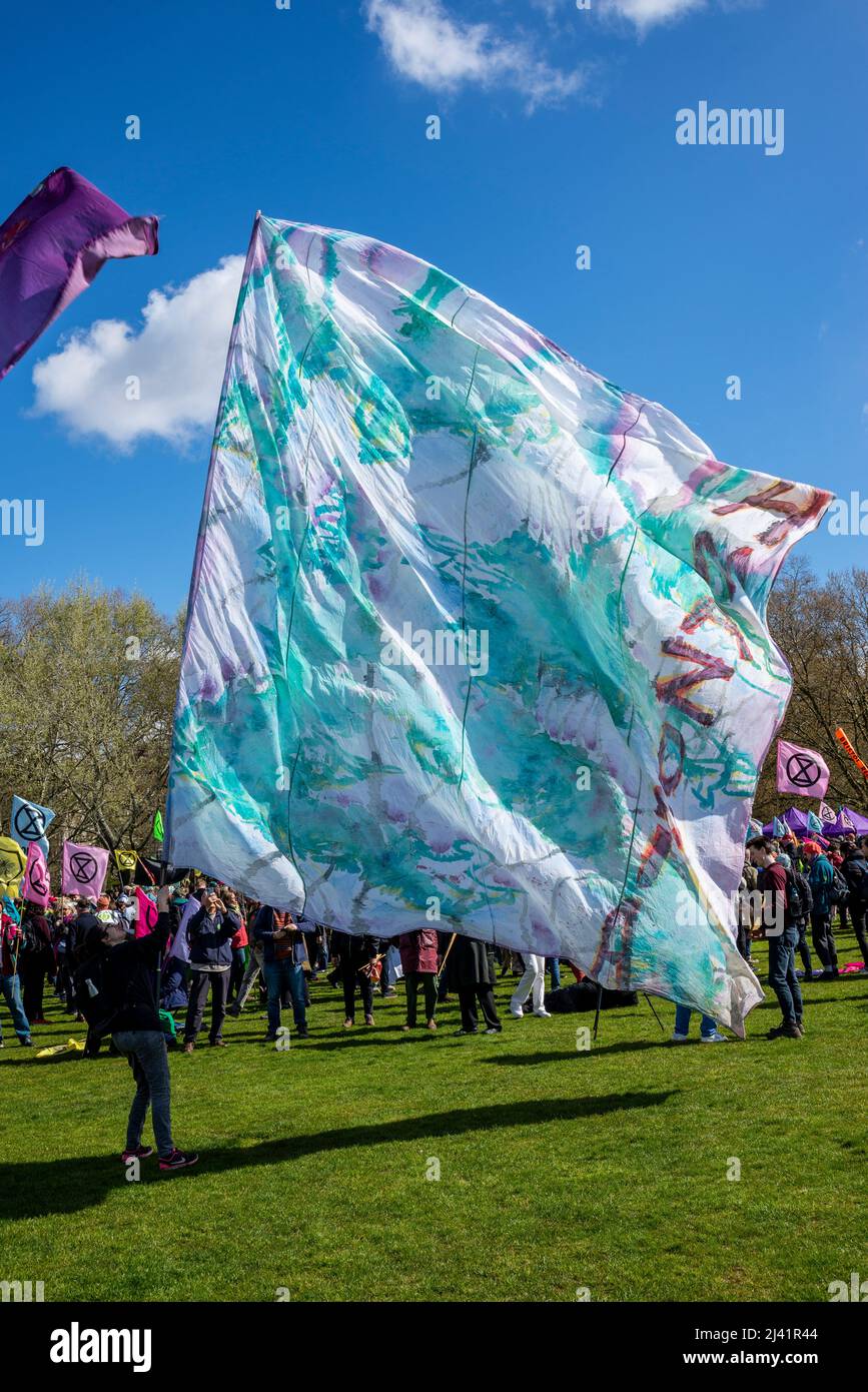 Estinzione i manifestanti della ribellione lanciano un periodo di disgregazione civile a Londra dal 9 aprile 2022. Grande bandiera Amazonia e la folla a Hyde Park Foto Stock