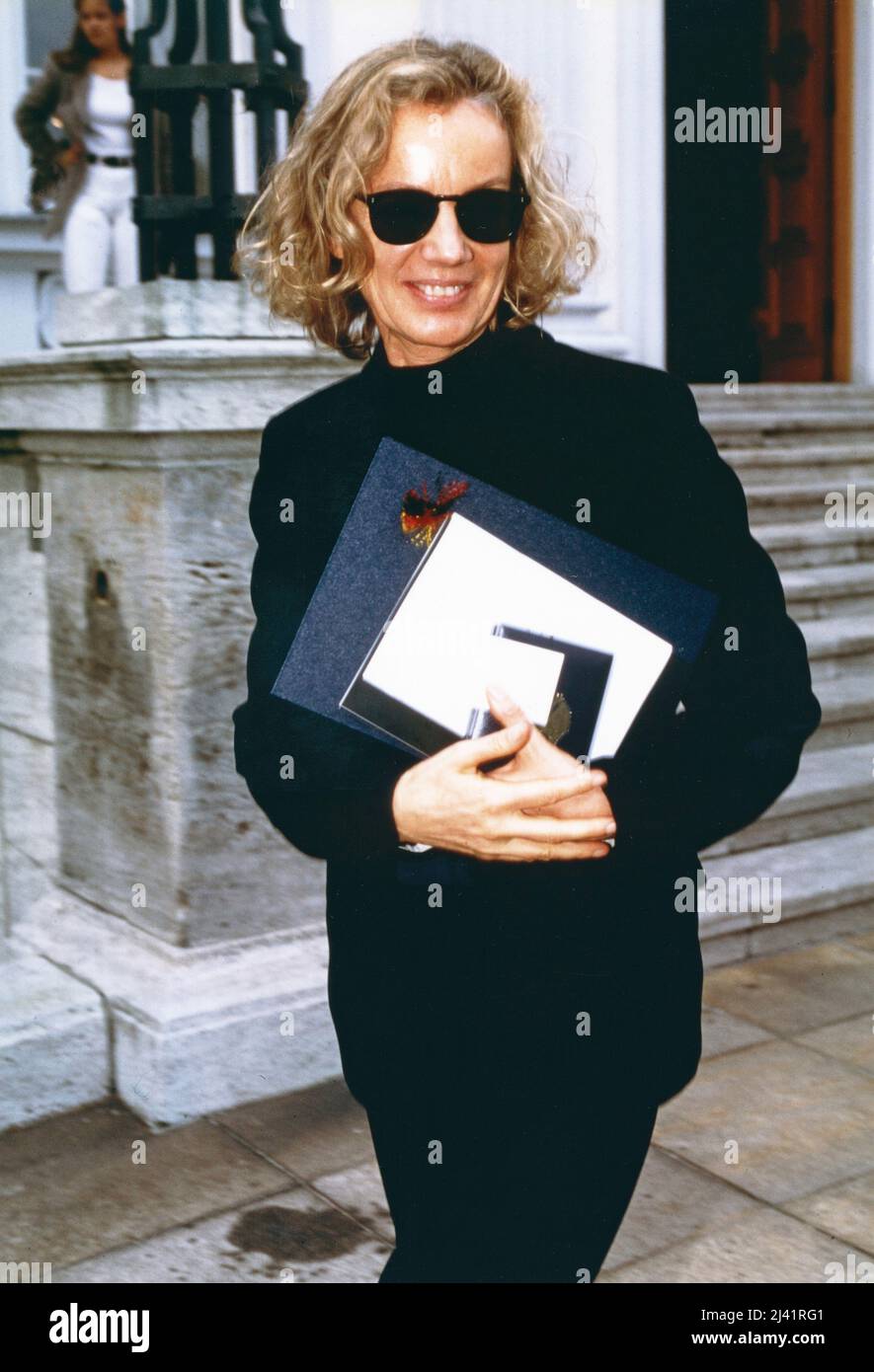 Jil Sander, deutsche Modedesignerin, bekommt das Bundesverdienstkreuz  verliehen, Deutschland 1996 Foto stock - Alamy