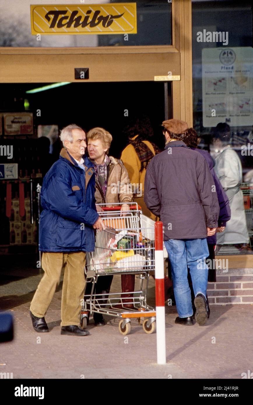 Erika Wildau, Tochter von Erich Honecker aus Dessen erster EHE, mit Begleitung auf dem Weg zum Einkauf, Deutschland um 1994. Foto Stock