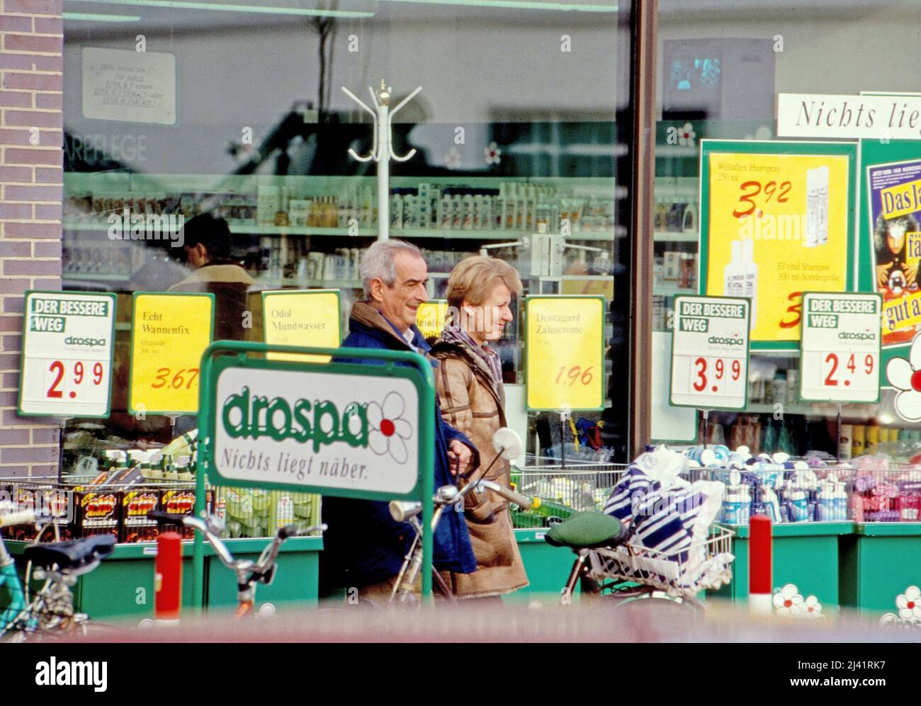 Erika Wildau, Tochter von Erich Honecker aus Dessen erster EHE, beim Einkauf, Deutschland um 1994. Foto Stock