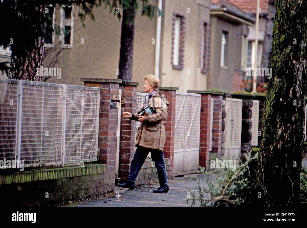 Erika Wildau, Tochter von Erich Honecker aus dessen erster EHE, bei der Rückkehr vom Einkauf, Deutschland um 1994. Foto Stock