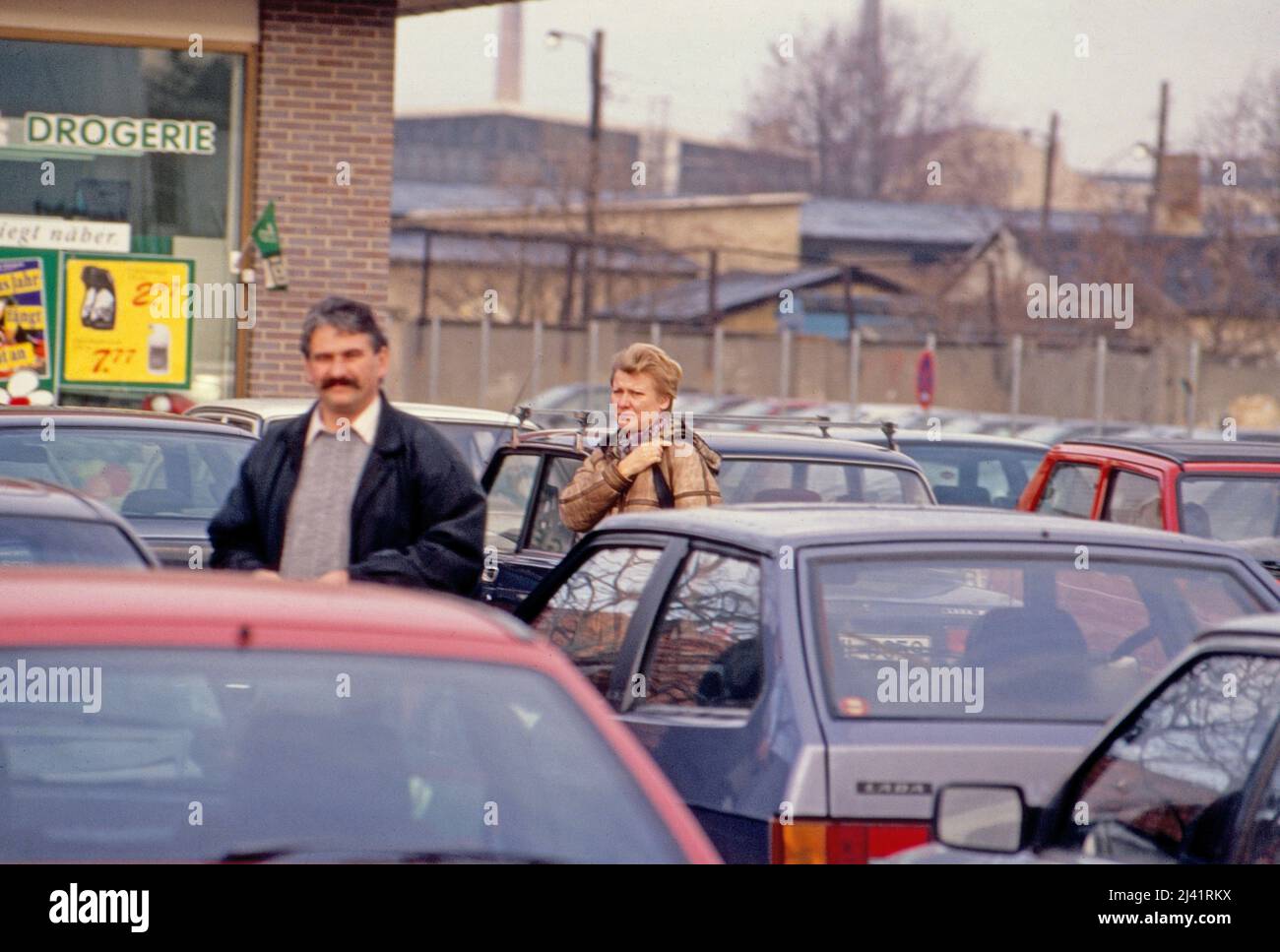 Erika Wildau, Tochter von Erich Honecker aus Dessen erster EHE, beim Einkauf, Deutschland um 1994. Foto Stock