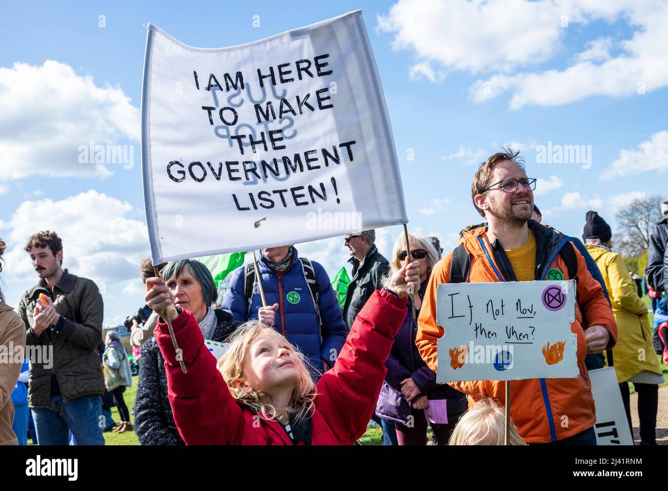 Estinzione i manifestanti della ribellione lanciano il periodo di disgregazione civile a Londra dal 9 aprile 2022. Bambino con bandiera, chiedendo al governo di ascoltare Foto Stock