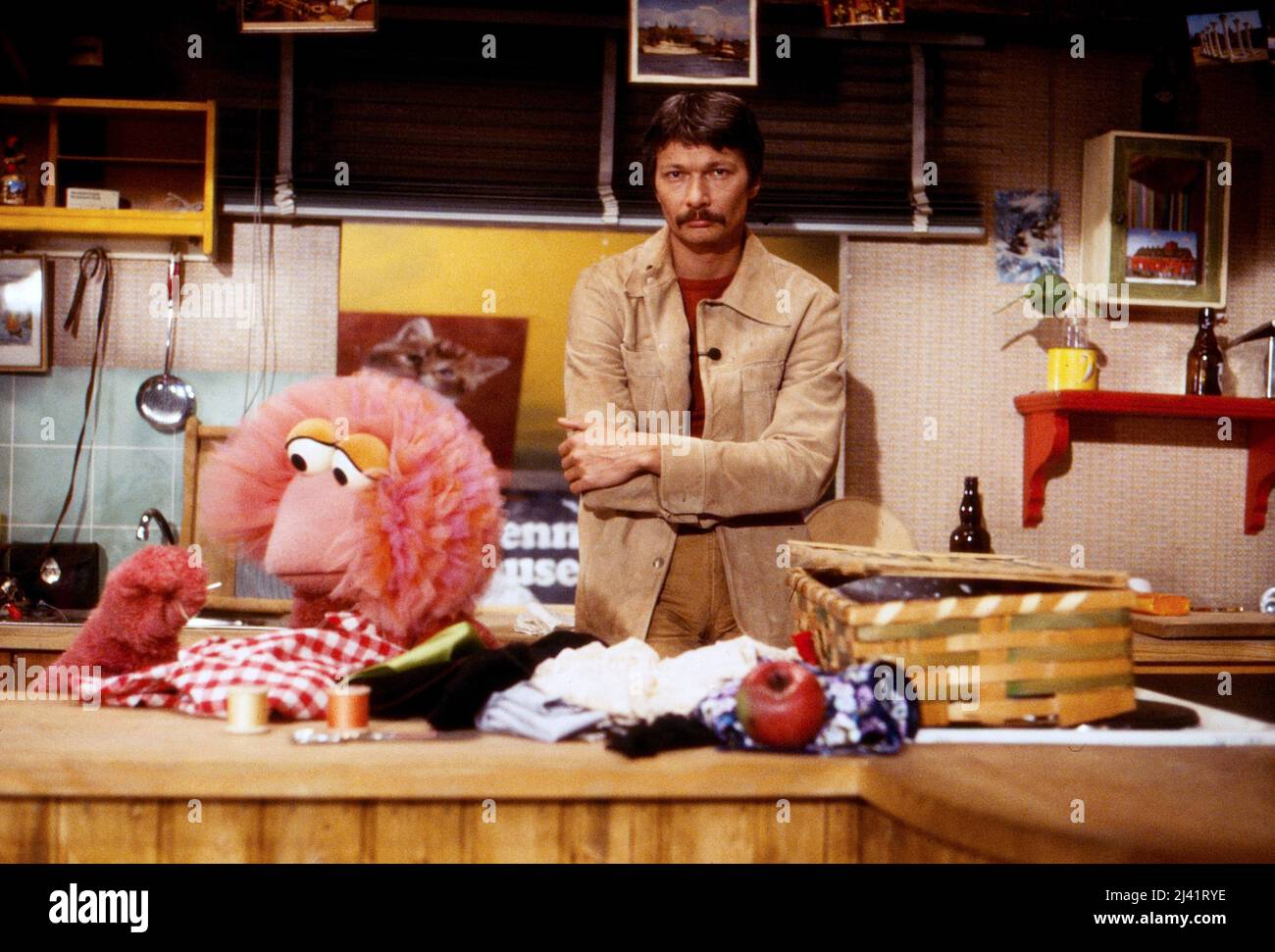 Sesamstraße, deutsche Ausgabe, Deutschland 1980, Charakter: Tiffy bei der Nähstunde mit Henning Venske Foto Stock