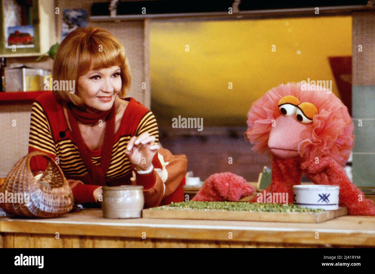 Sesamstraße, deutsche Ausgabe, Deutschland 1980, Charakter: Liselotte LILO Pulver in der Küche mit Tiffy. Foto Stock