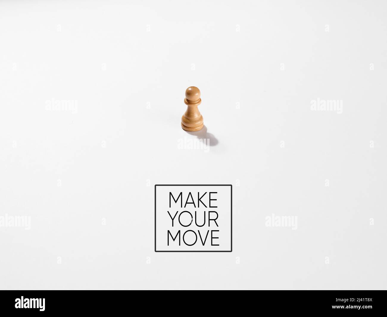 Pedina di scacchi con il messaggio fare la vostra mossa. Intraprendere azioni, strategie, decisioni e sfide nel concetto aziendale. Foto Stock