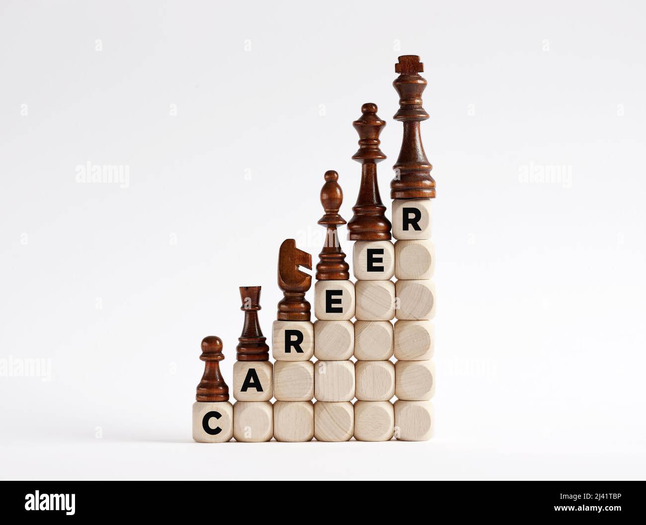 Pezzi di scacchi sulla scala di cubi di legno con la parola carriera. Concetto di crescita o sviluppo professionale. Foto Stock