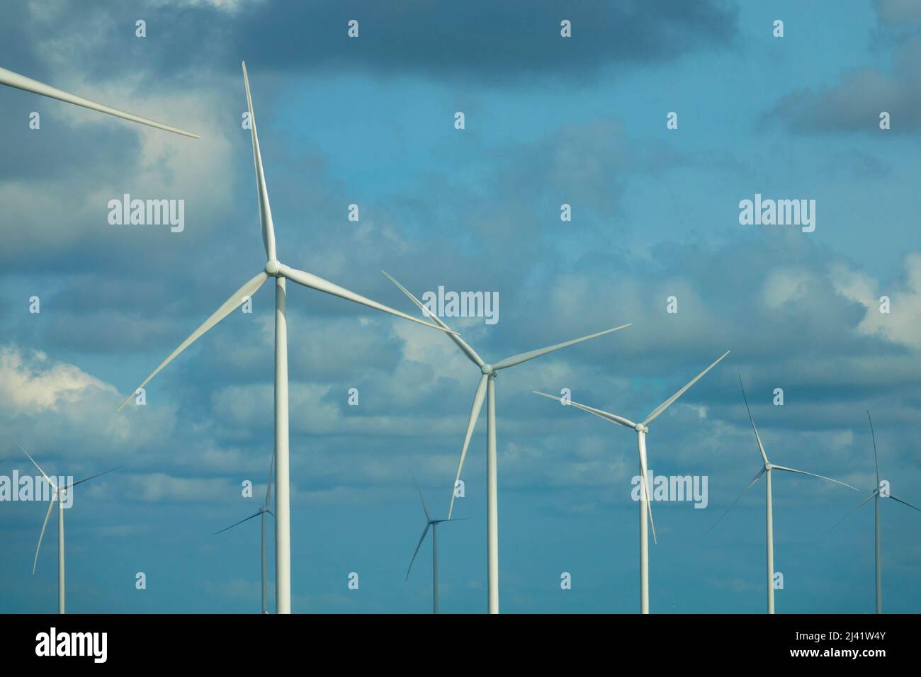 Vista aerea di enormi mulini a vento si trova sul mare lungo un mare olandese. Fryslân Wind Farm, la più grande fattoria eolica interna del mondo. Afsluitdiijk Foto Stock