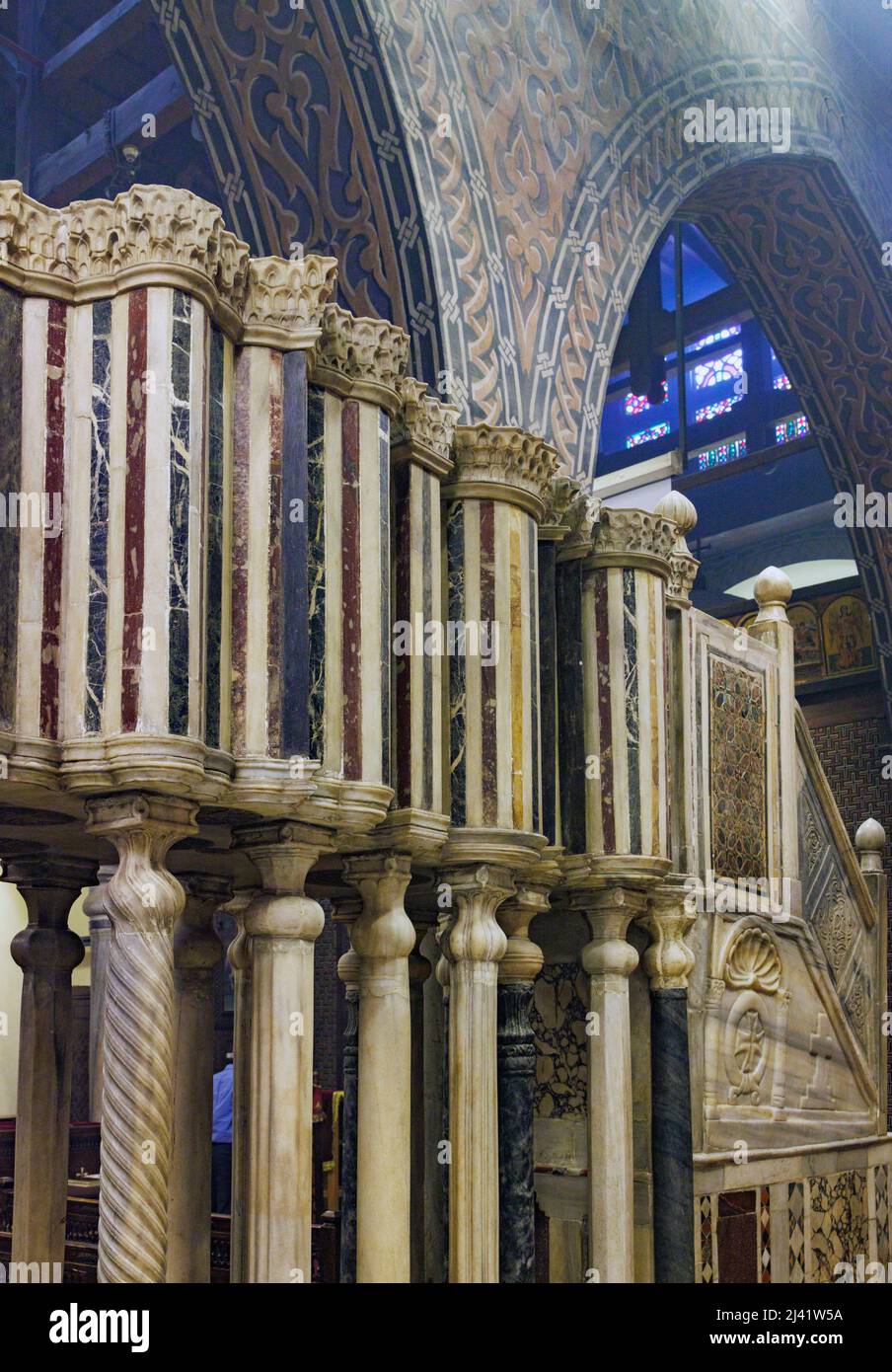 Particolare del pulpito di marmo, la chiesa elevata o hanging di Santa Maria, il Cairo, Egitto Foto Stock