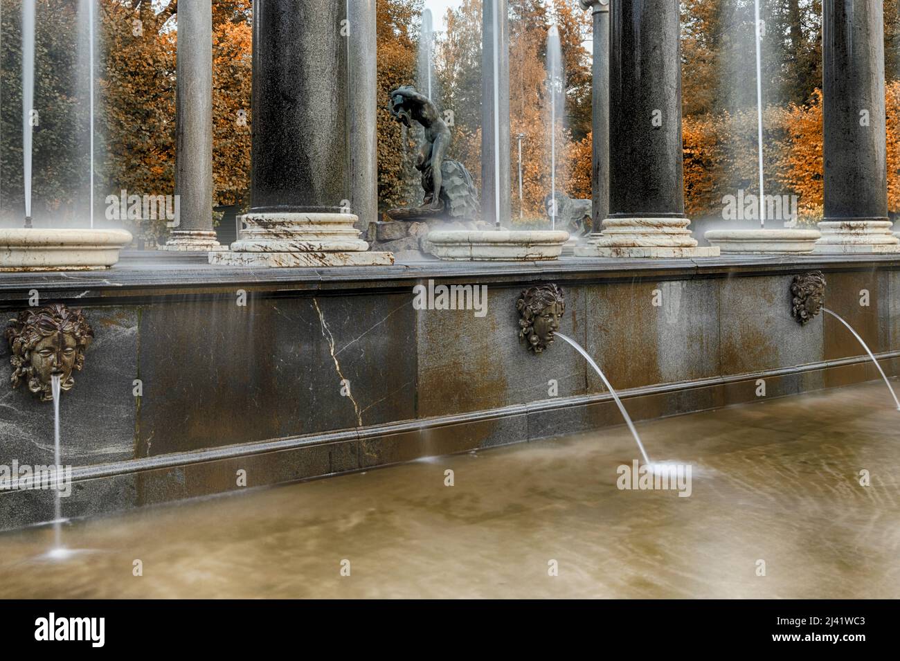 PETERHOF, ST. PETERSBURG, RUSSIA - 02 OTTOBRE 2021: La fontana del leone cascata con i mascaroni e una statua di una ninfa nell'estate indiana. Patrimonio mondiale dell'UNESCO Foto Stock