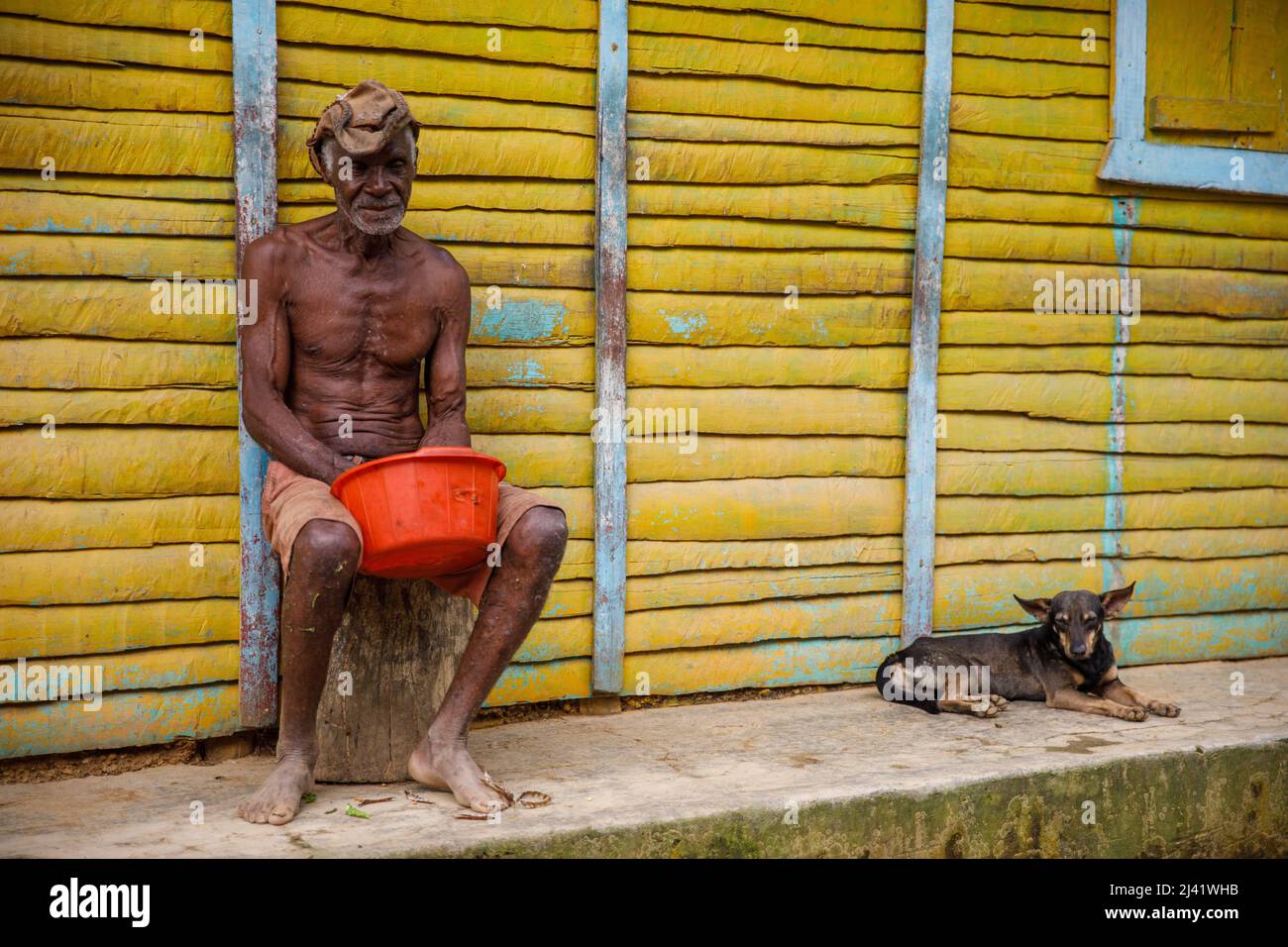 2022.19.03 Province della Repubblica Dominicana la Altagracia. Un anziano haitiano è seduto vicino a casa sua. Ritratto di un anziano. Foto Stock