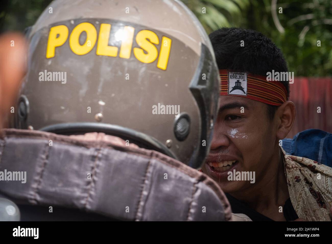 Kendari, Sud-Est Sulawesi, Indonesia. 11th Apr 2022. Un manifestante ha subito un taglio al labbro dopo essere stato catturato da ufficiali di polizia presso il segretariato del Consiglio Regionale del Rappresentante del Popolo (DPRD) della Provincia di Sulawesi Sud-Est, Kendari, Sulawesi Sud-Est, Lunedi (11/4/2022). La manifestazione del 11 aprile, che è stata condotta contemporaneamente da studenti in varie province indonesiane, è andata inizialmente bene, ma dopo alcune ore la folla ha iniziato a sbattersi e gettato pietre agli ufficiali, che hanno risposto con gas lacrimogeni. (Credit Image: © Andry Denisah/ZUMA Press Wire) Foto Stock