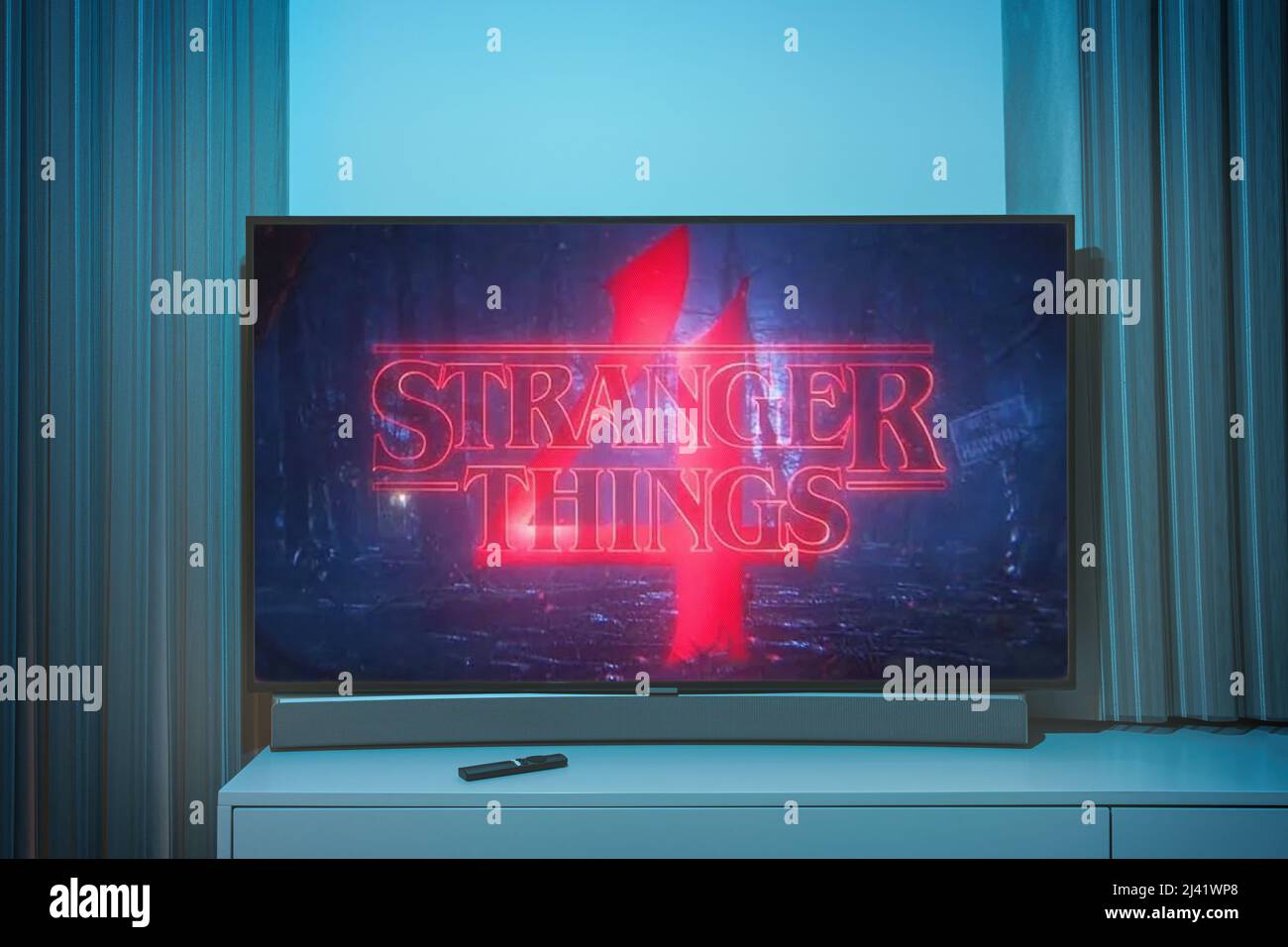 Stranger thins stagione 4 serie TV su grande schermo tv. Cose estraneo spettacolo televisivo a casa Foto Stock