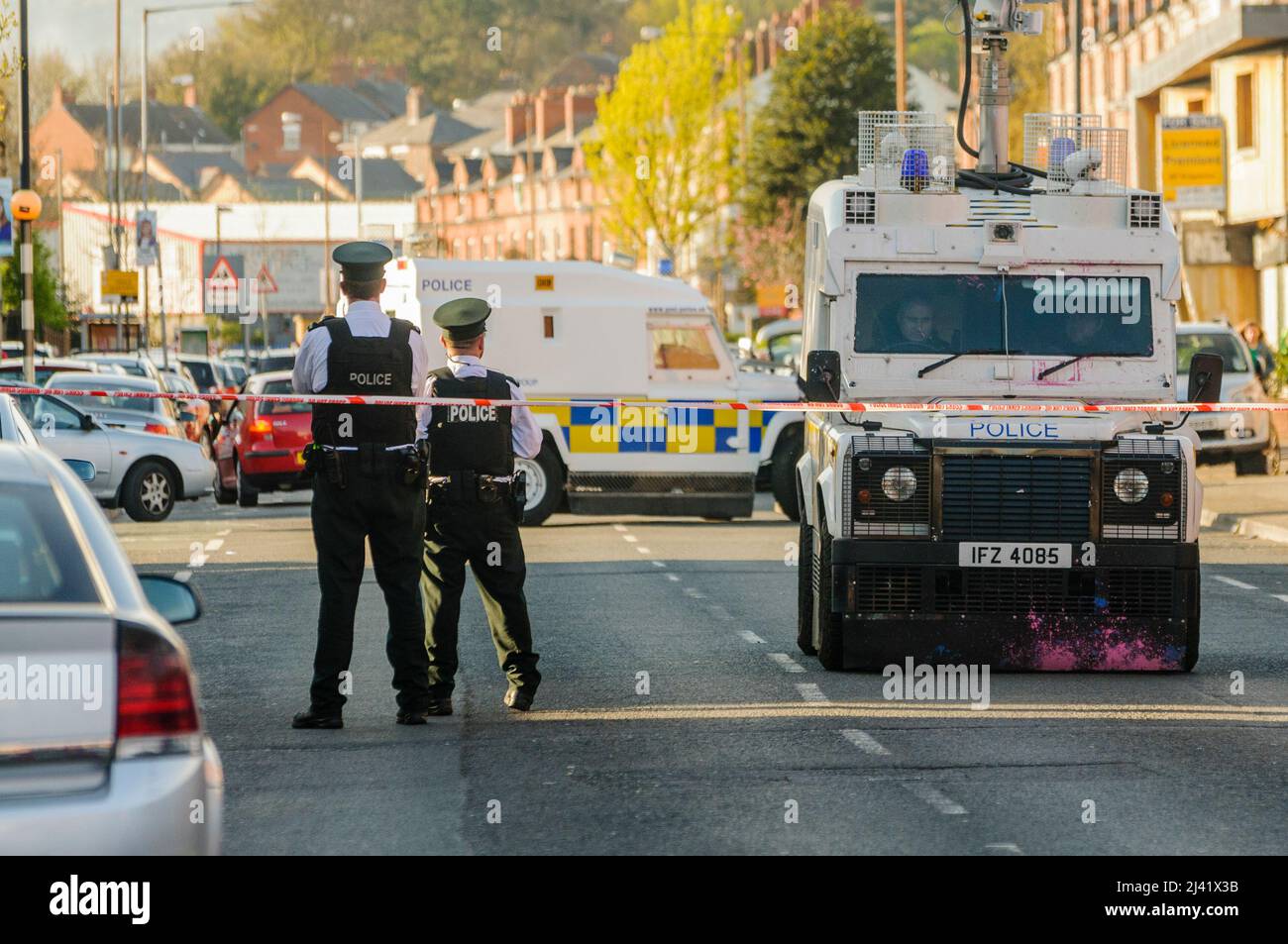 Belfast, Irlanda del Nord. 18 Apr 2014 - Un uomo è stato girato sette volte sulla Springfield Road, Belfast. Le prime notizie sono che la vittima era Tommy Crossan, il comandante dell'IRA di continuità. Era stato girato due volte in testa. Si ritiene che un'auto bruciata trovata nelle vicinanze sia legata all'omicidio. Foto Stock