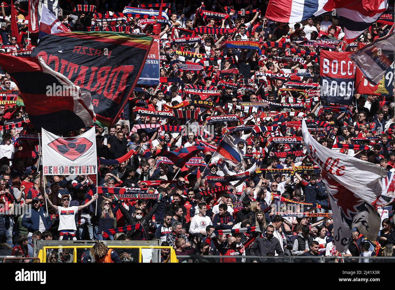 I tifosi del CFC di Genova fanno bandiera e tengono in mano le loro sciarpe  durante la serie di calcio italiana A partita Genova CFC vs SS Lazio il 10  aprile 2022