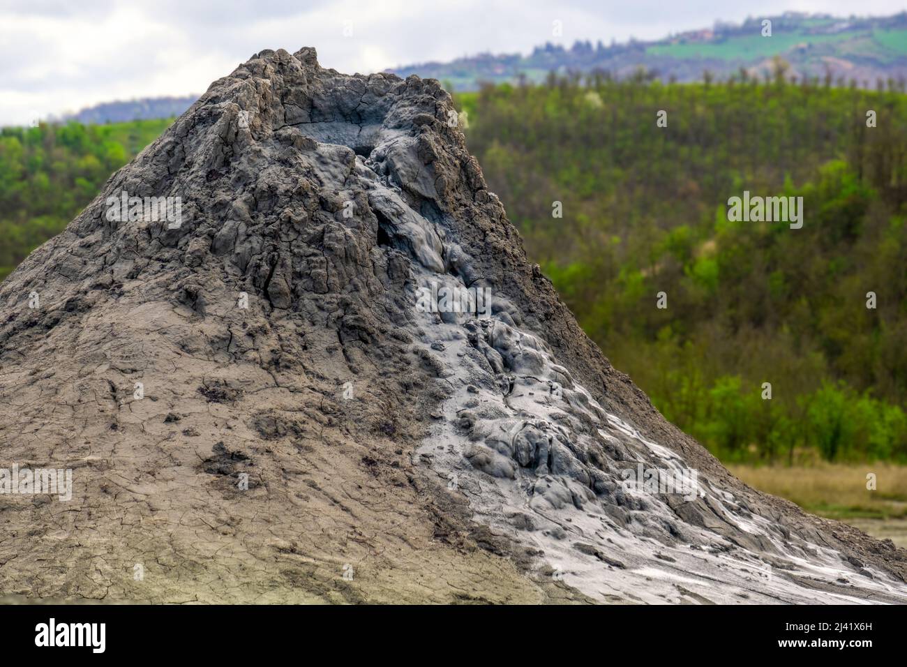 Vulcano di fango o cupola di fango in Italia, fenomeno geologico per eruzione di fango, acqua e gas metano Foto Stock
