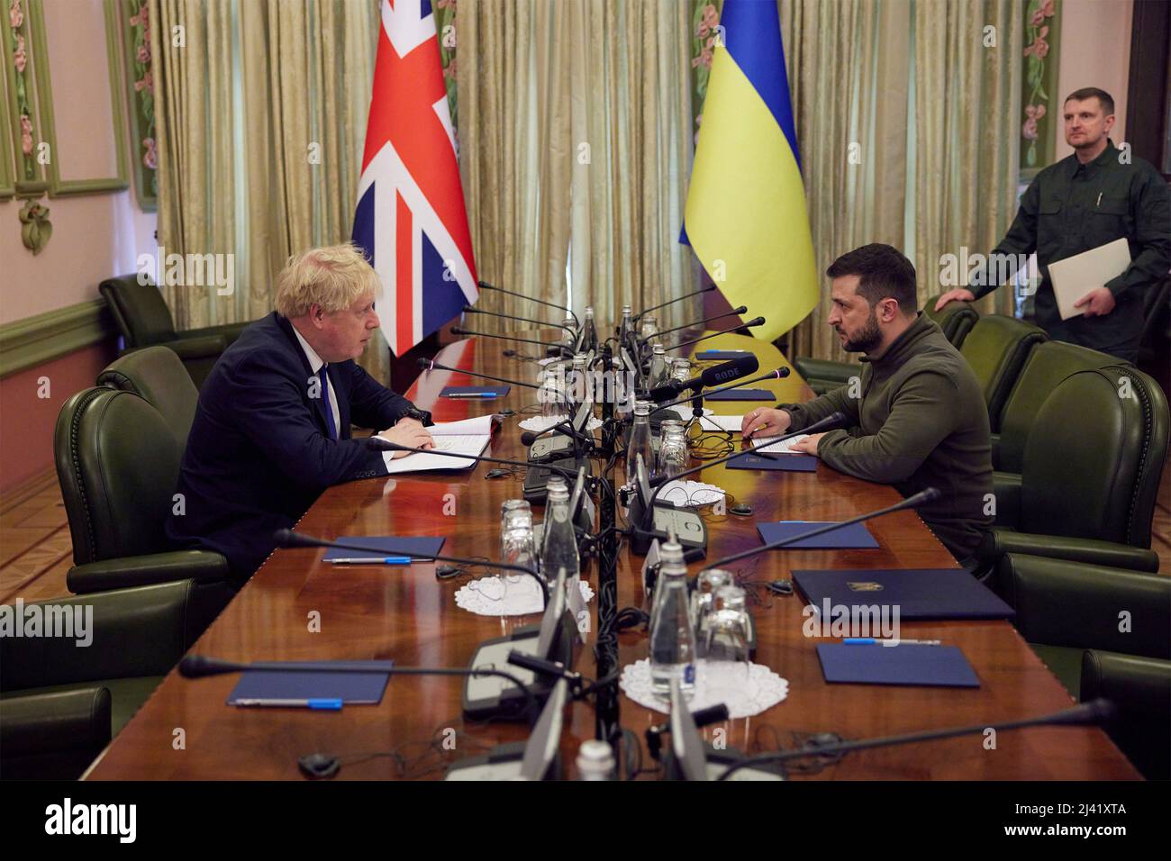 Kiev, Ucraina. 09 aprile 2022. Il primo ministro britannico Boris Johnson, a sinistra, durante le discussioni bilaterali con il presidente ucraino Volodymyr Zelenskyy, 9 aprile 2022 a Kiev, Ucraina. Credit: Ukraine Presidency/Ukraine Presidency/Alamy Live News Foto Stock