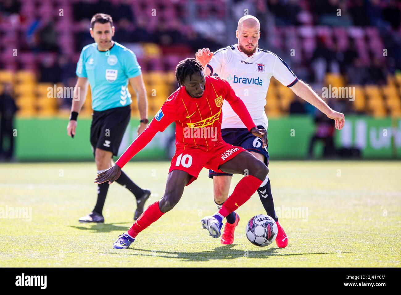 Farum, Danimarca. 10th, Aprile 2022. Mohammed Diomande (10) del FC Nordsjaelland e Nicolai Poulsen (6) dell'AGF visto durante la partita Superliga del 3F tra il FC Nordsjaelland e Aarhus GF a destra al Dream Park di Farum. (Photo credit: Gonzales Photo - Dejan Obretkovic). Foto Stock