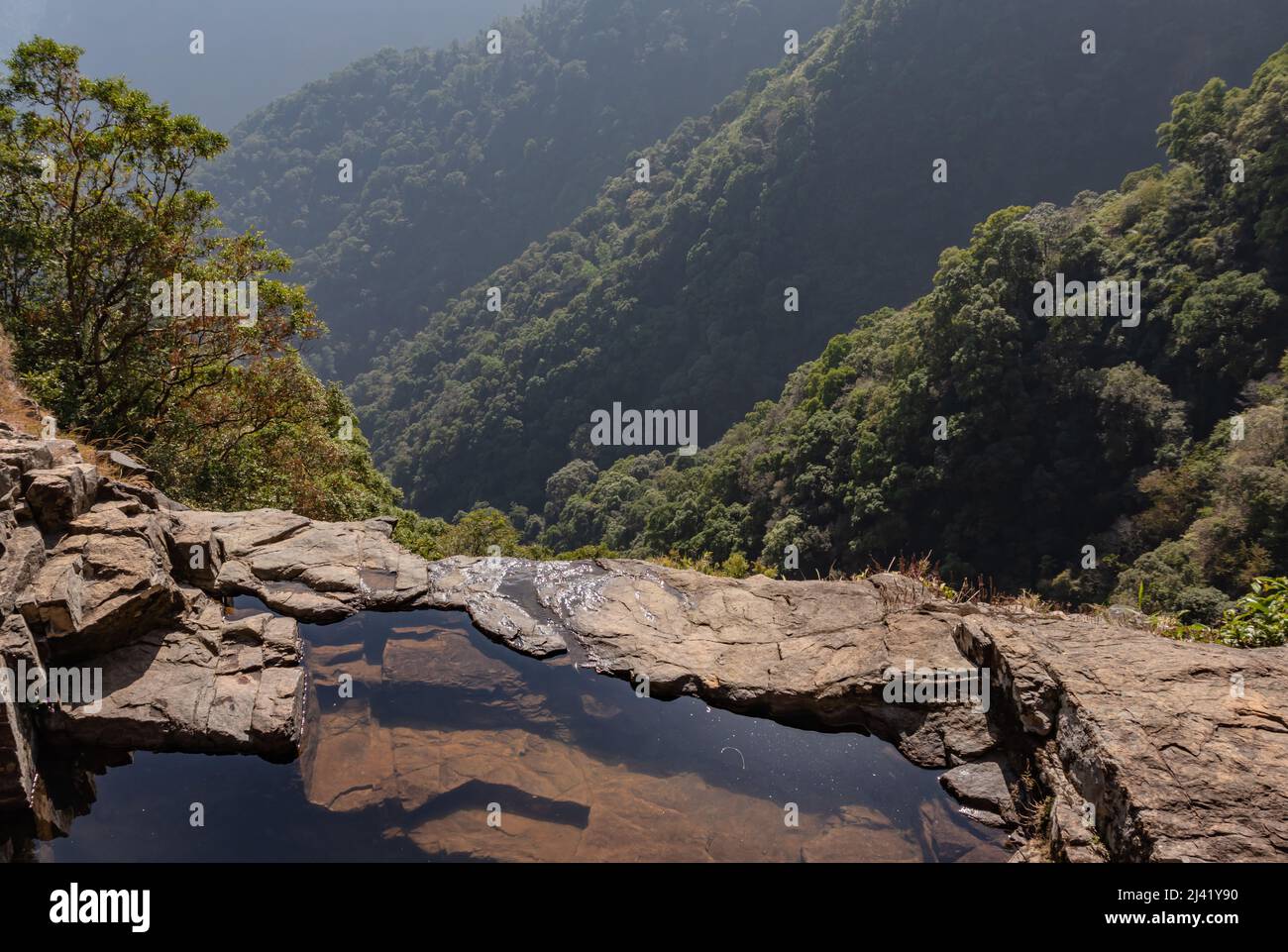 piscina naturale con fitte foreste sulla scogliera di montagna da angoli superiori immagine presa a nongnah meghalaya india. Foto Stock