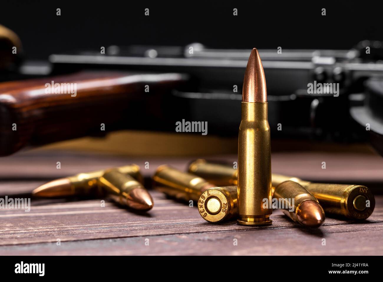 Proiettili contro il fucile d'assalto Kalashnikov. Cartucce calibro 7,62 per closeup ak 47. Messa a fuoco selettiva Foto Stock