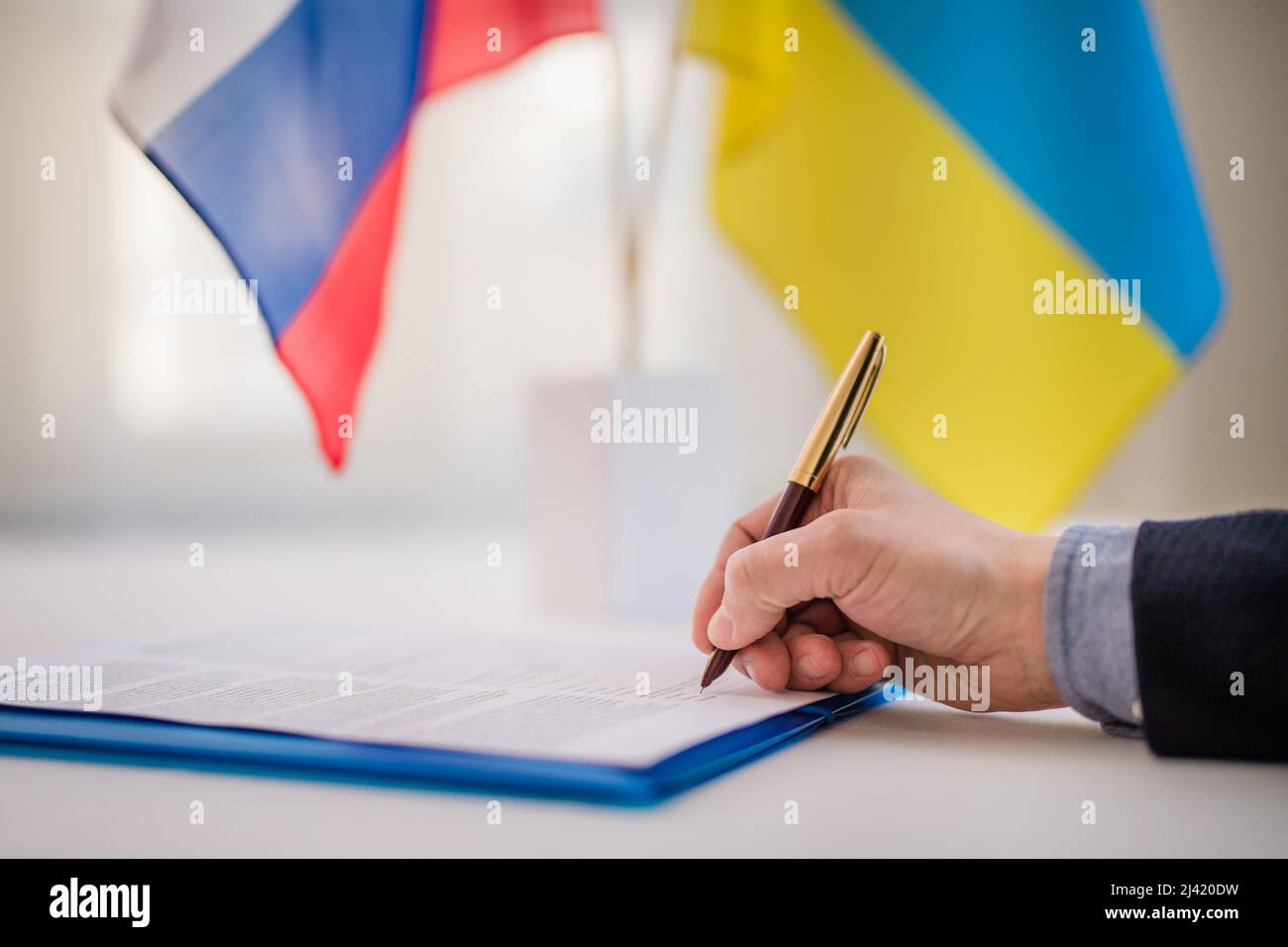 Firma del documento tra Russia e Ucraina, primo piano. Foto Stock