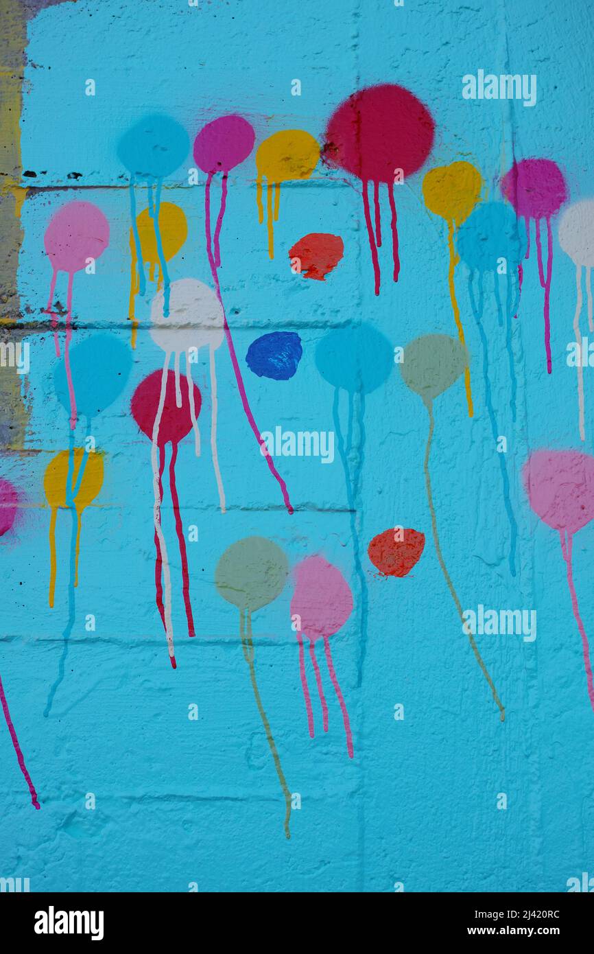 Graffiti figlio. Una foto di graffiti su una parete abbandonata della fabbrica. Foto Stock