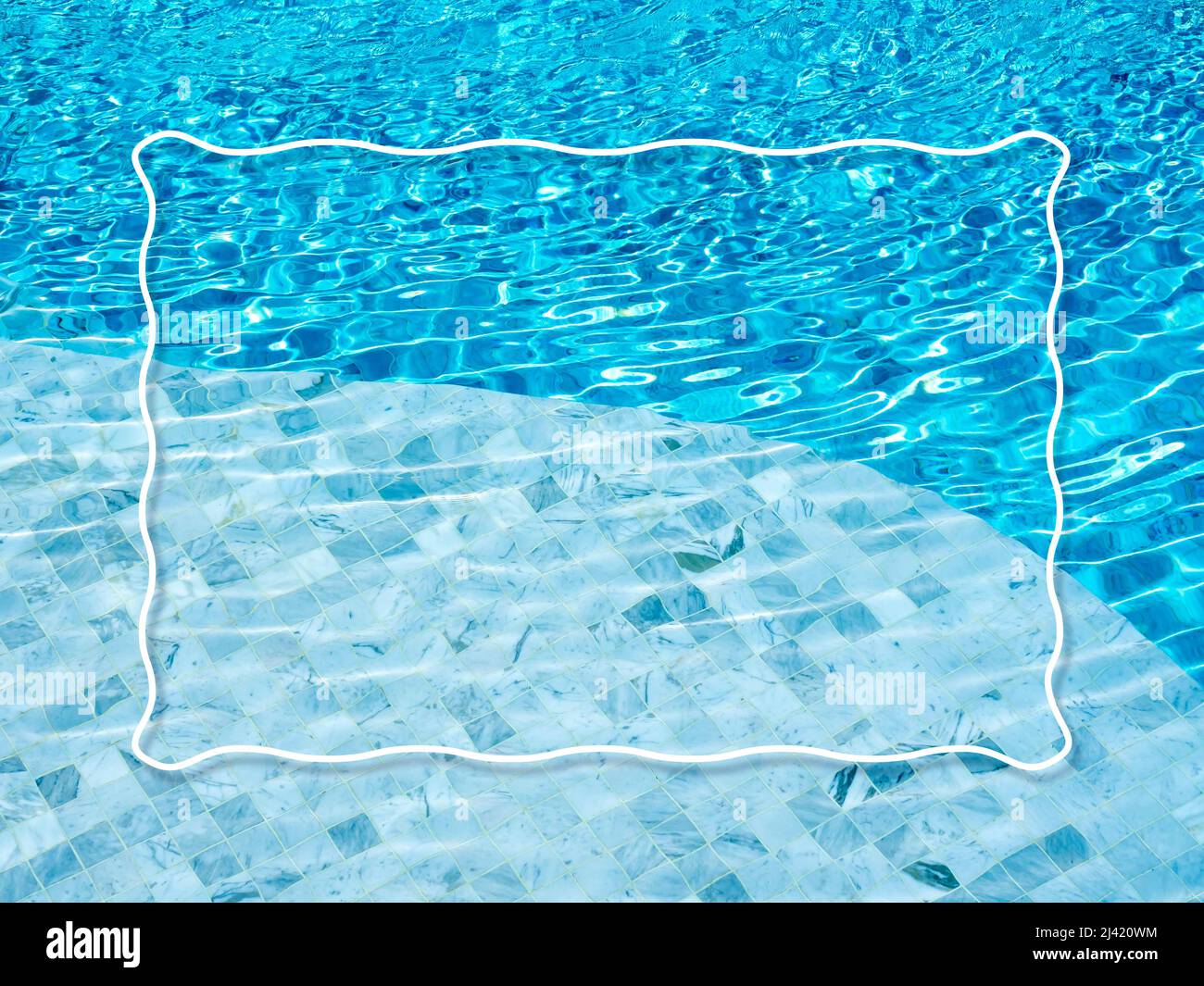 Una linea seghettata bianca fa una cornice quadrata decorata sul movimento della superficie dell'acqua blu sullo sfondo della piscina. Spazio vuoto cornice bordo fo Foto Stock