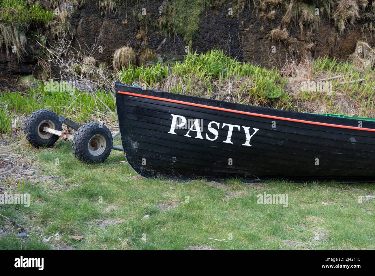 Piccola barca con il nome Pasty - una tradizionale pasticceria cotta al forno della zona. Boscastle, Cornovaglia, Regno Unito. Foto Stock