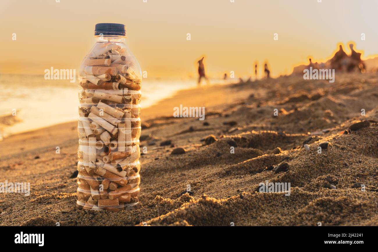 Bottiglia di plastica piena di sigaretta. Concetto di motivi di inquinamento idrico e ambientale. Idea di consapevolezza dell'ambiente pulito. Foto Stock